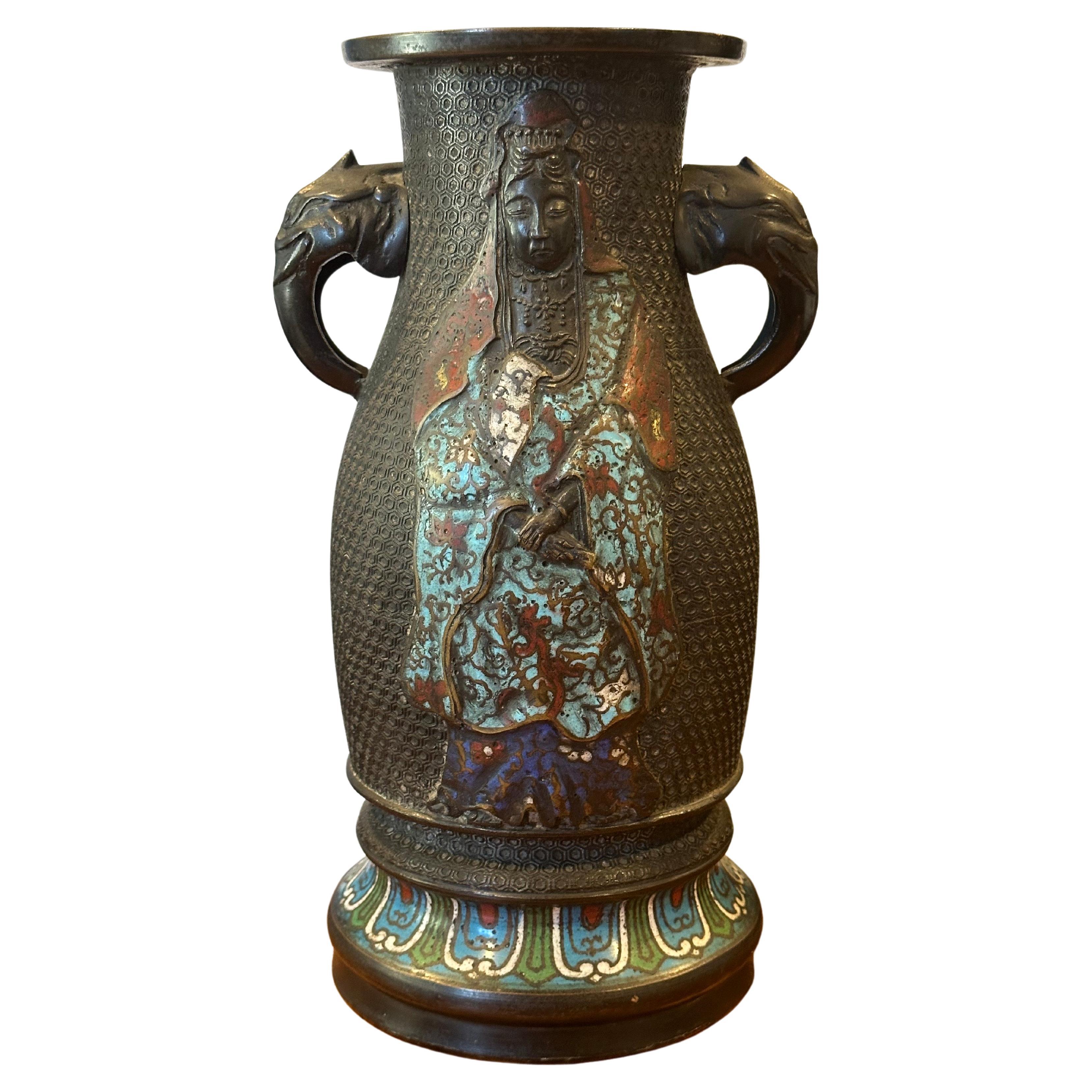 Vase champlevé en bronze ancien avec double poignée éléphant, vers les années 1900.  Le vase est en bon état vintage avec une belle patine et mesure 7 