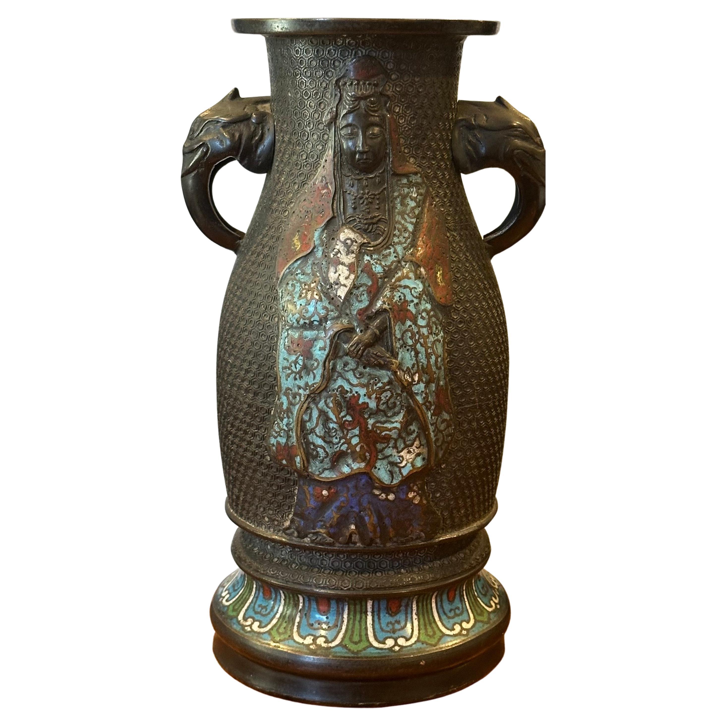 Exportation chinoise Vase en bronze antique champlevé avec poignées en forme d'éléphant en vente