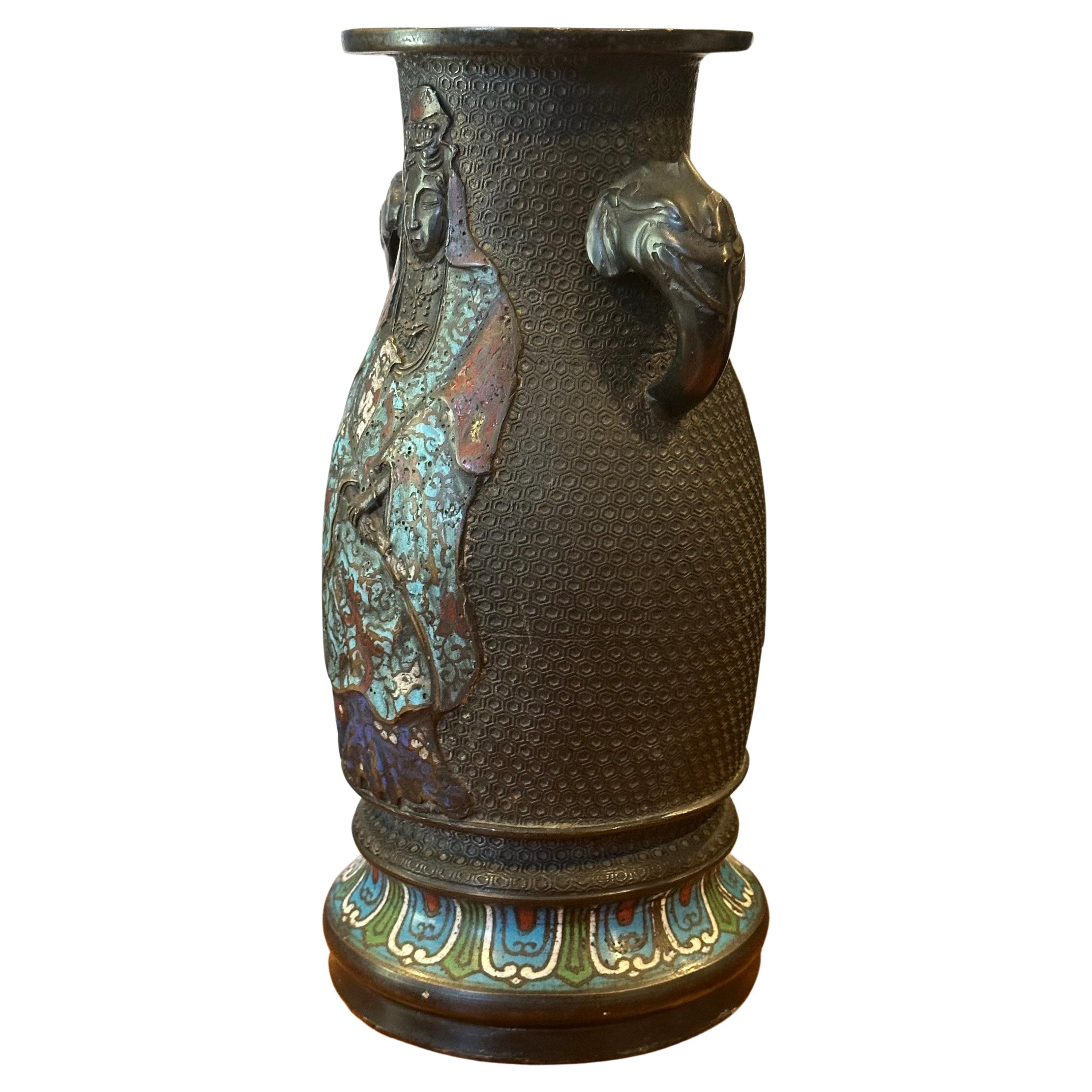 Chinois Vase en bronze antique champlevé avec poignées en forme d'éléphant en vente