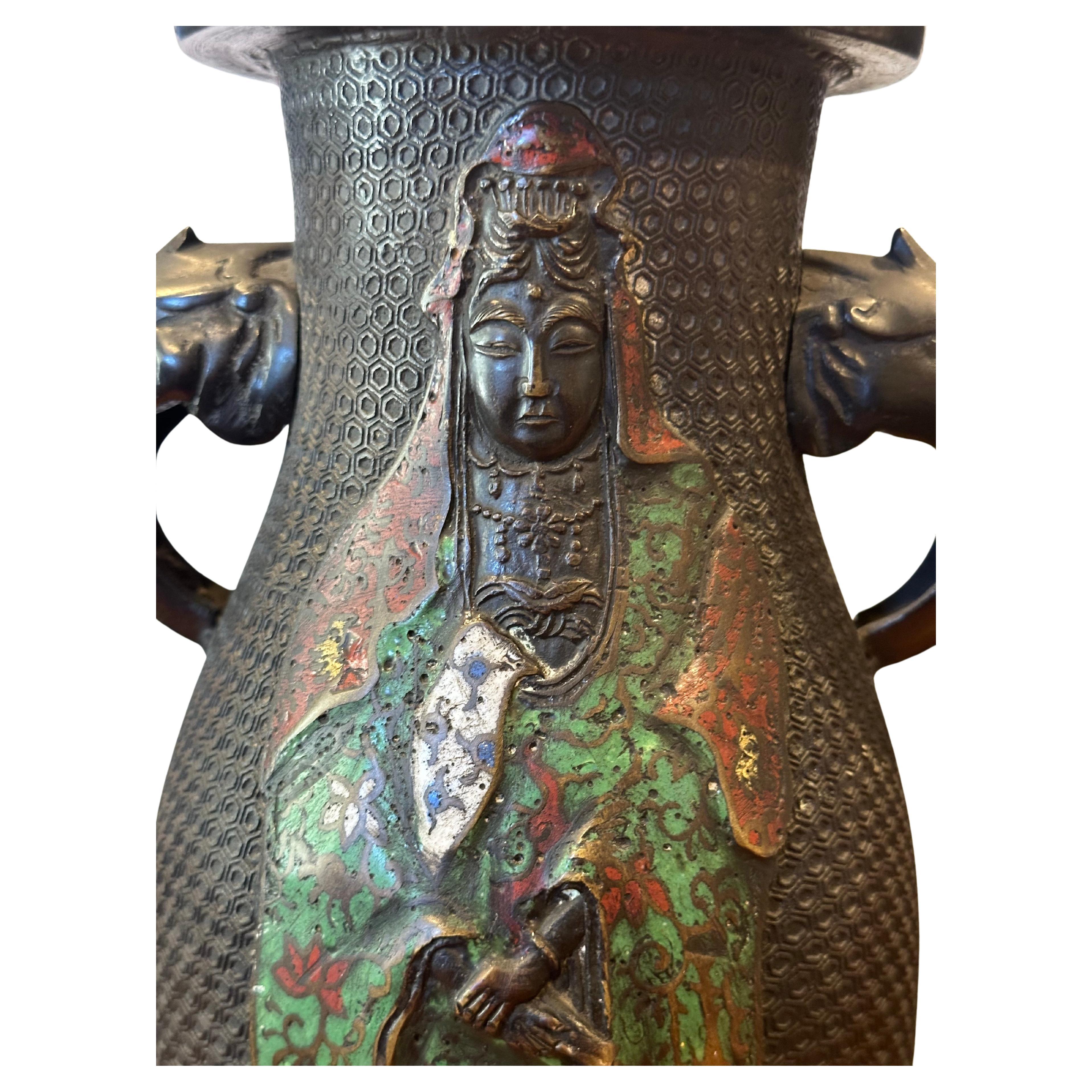 Moulage Vase en bronze antique champlevé avec poignées en forme d'éléphant en vente