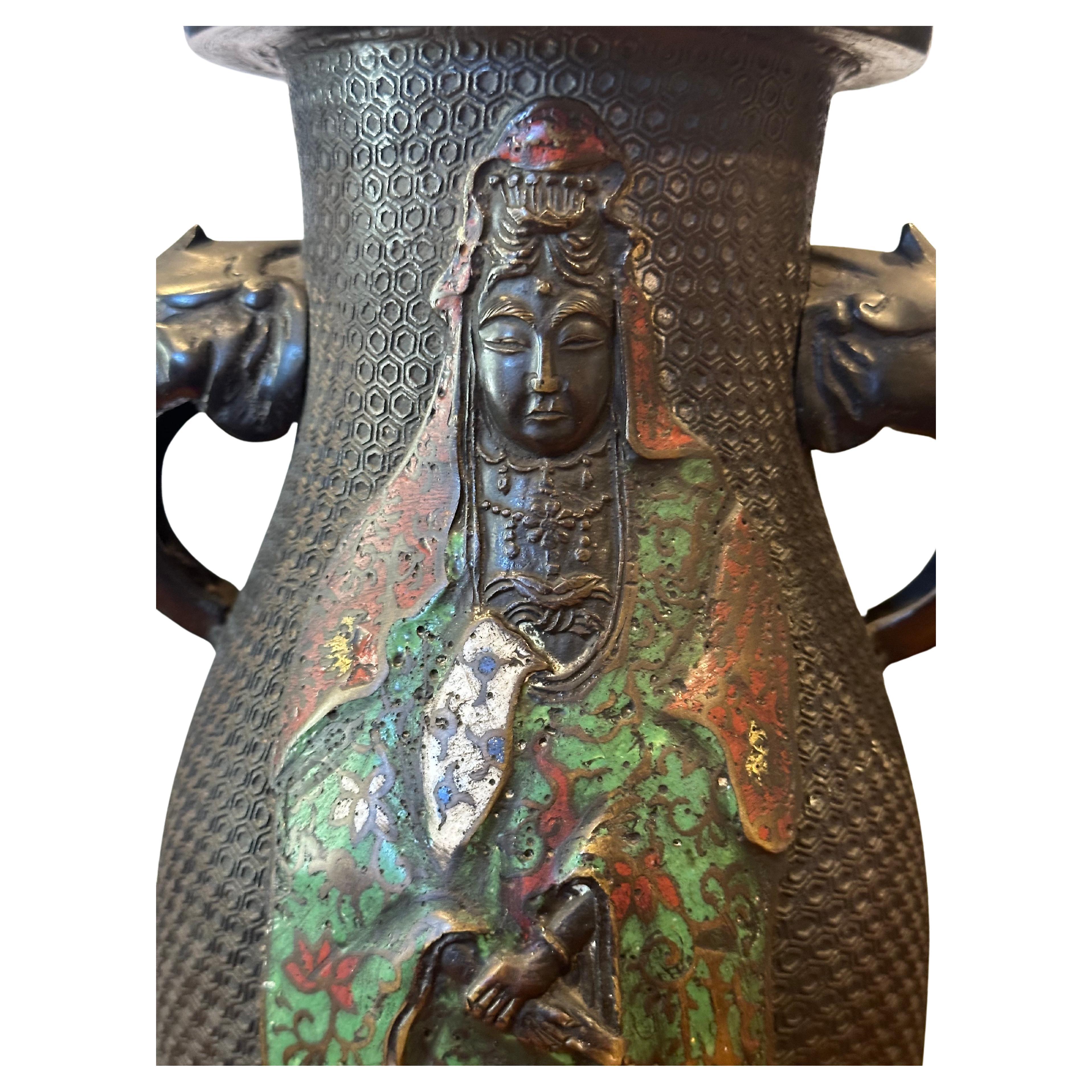 Vase en bronze antique champlevé avec poignées en forme d'éléphant Bon état - En vente à San Diego, CA