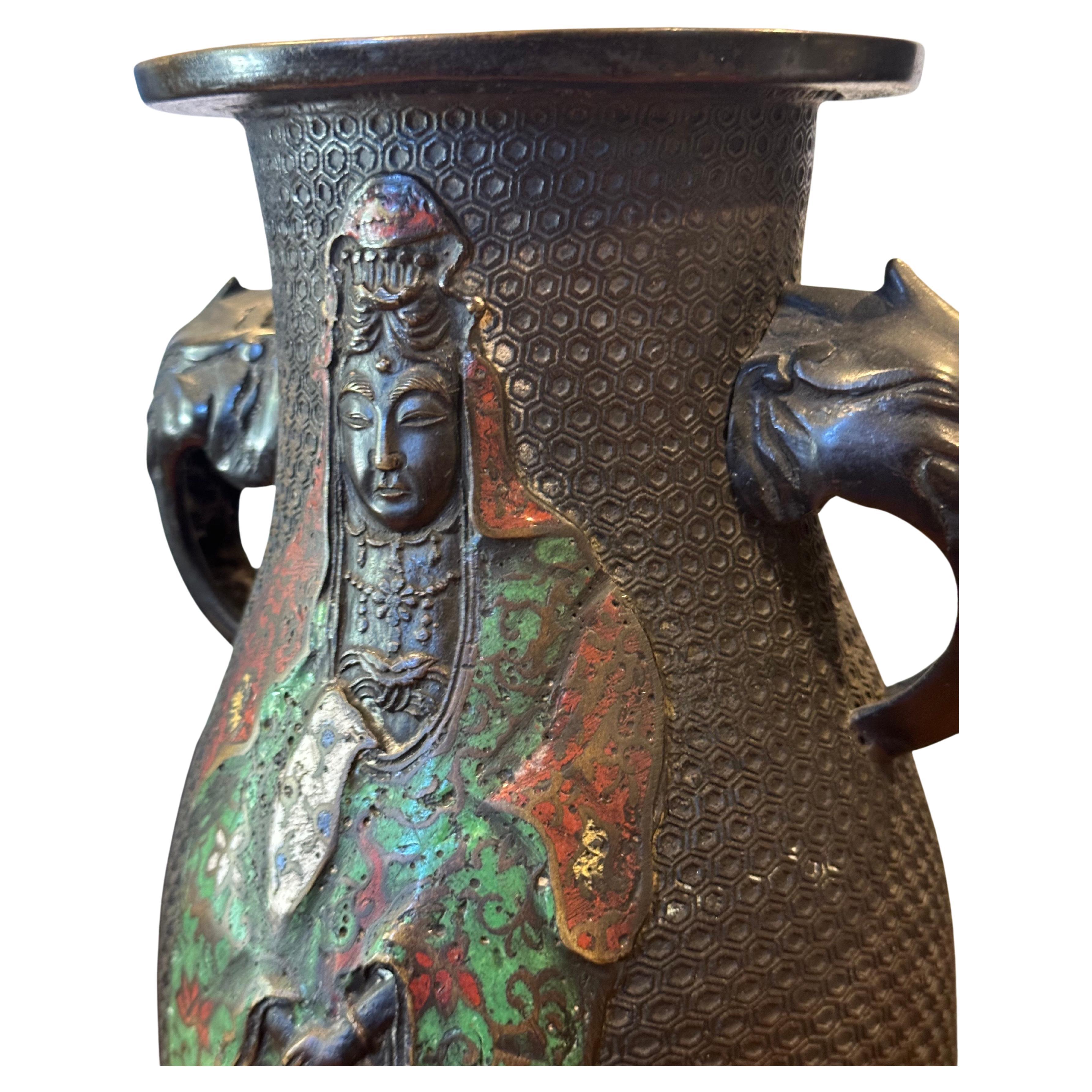 20ième siècle Vase en bronze antique champlevé avec poignées en forme d'éléphant en vente
