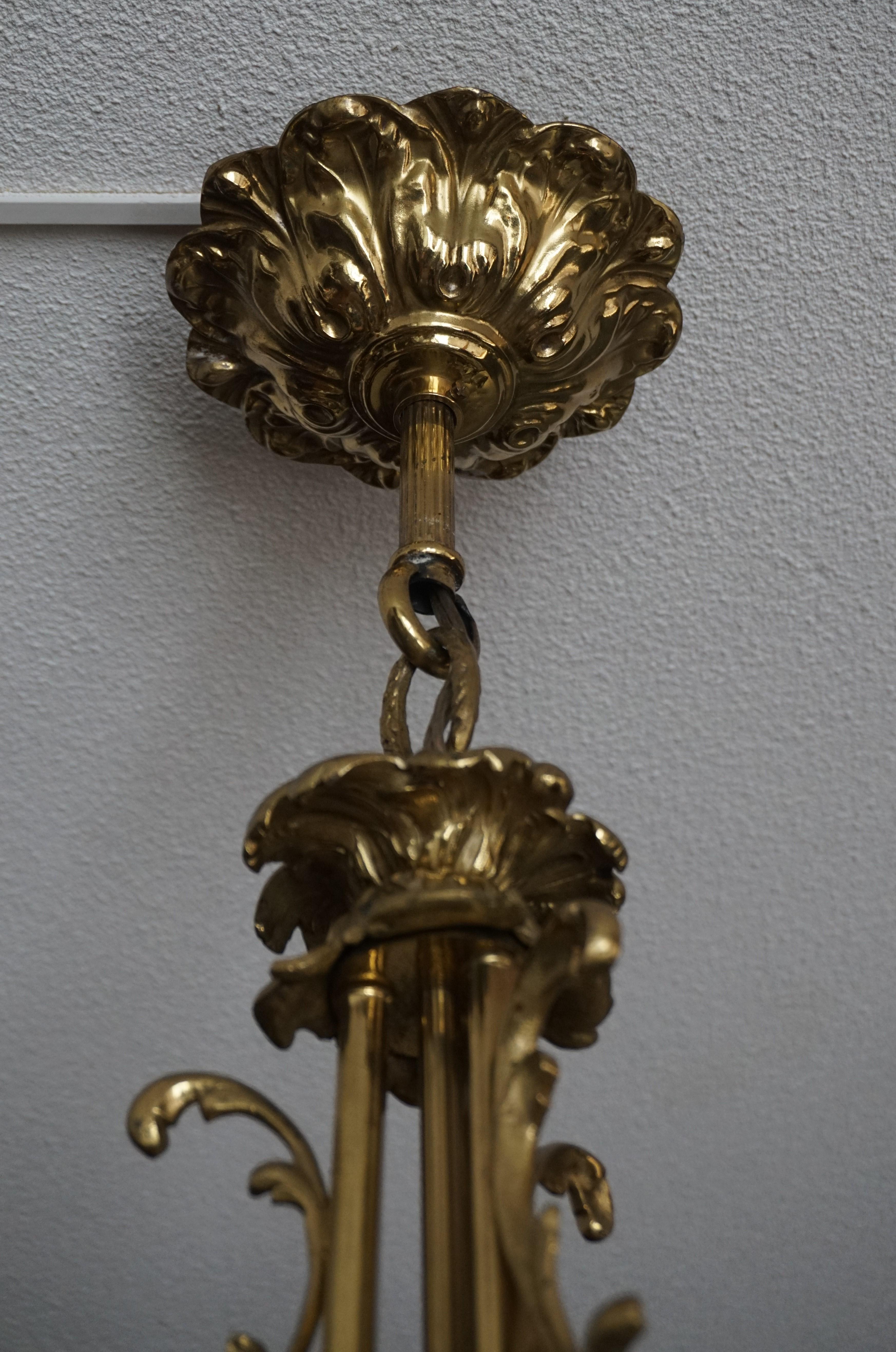 Lustre ou lampe à suspension ancien en bronze avec abat-jour en verre en forme de coquillage festonné, 1920 en vente 4