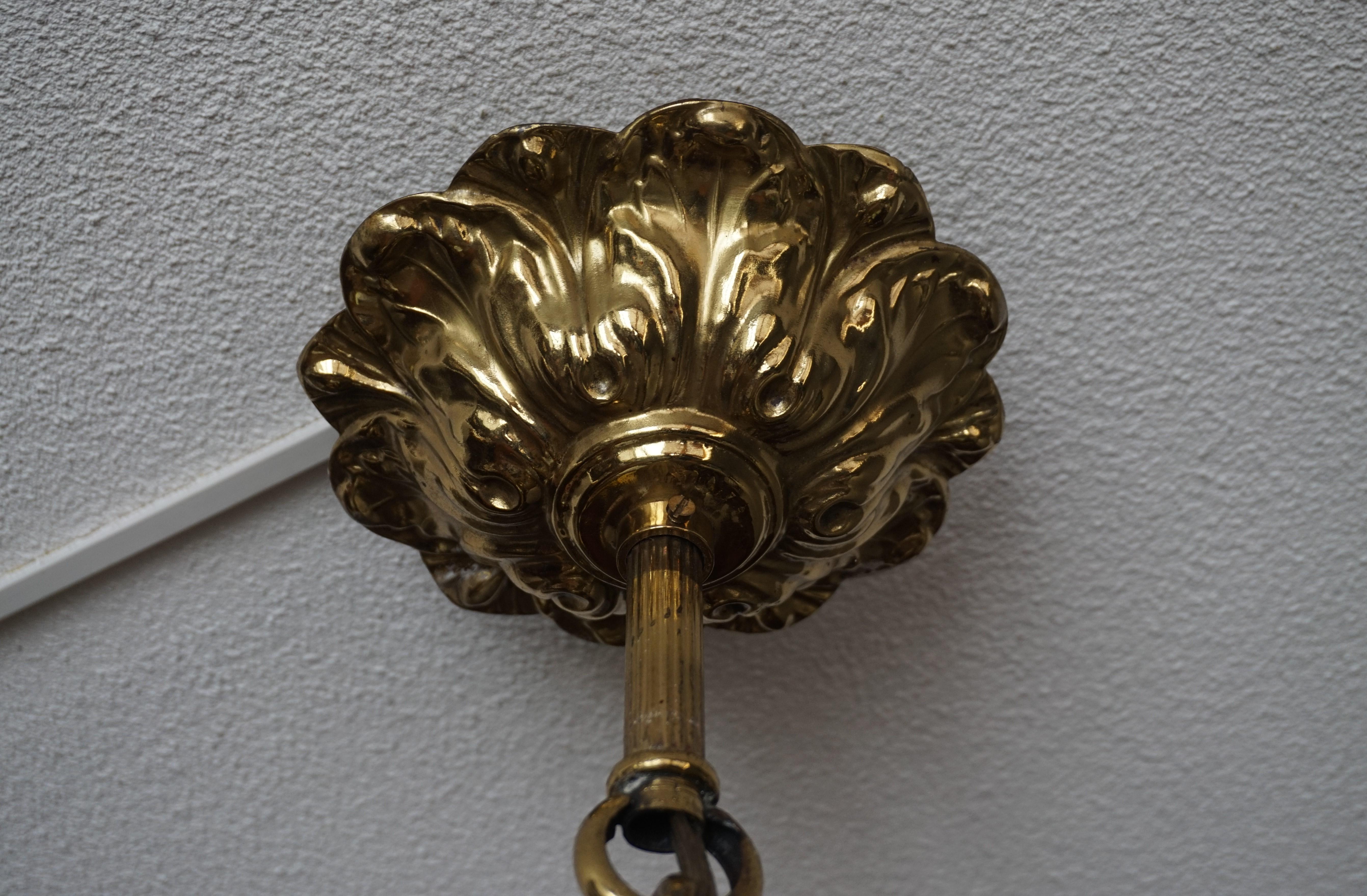 Lustre ou lampe à suspension ancien en bronze avec abat-jour en verre en forme de coquillage festonné, 1920 en vente 5