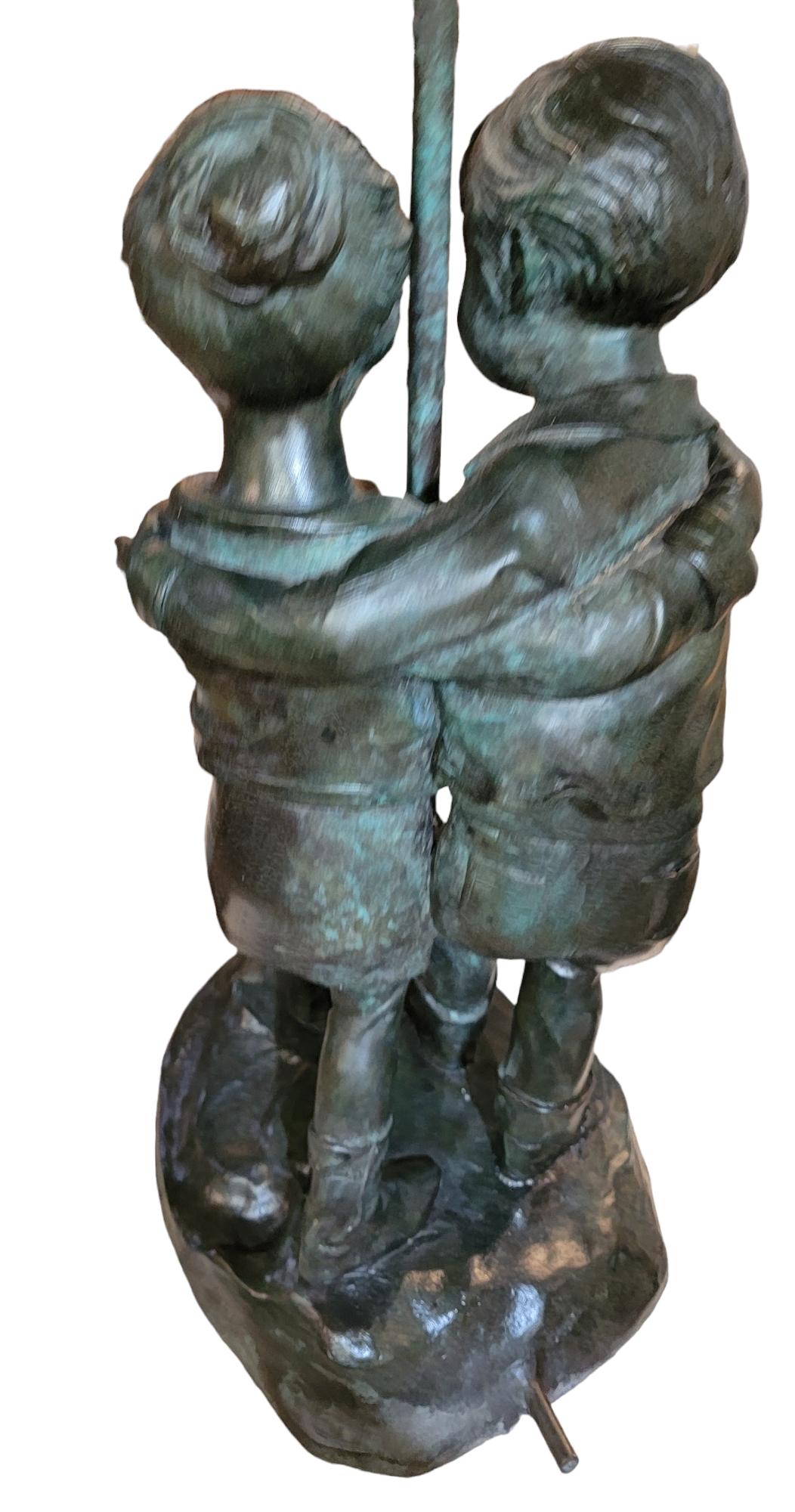 Moderne Fontaine de jardin Child & Child Child en bronze antique avec parapluie signée en vente