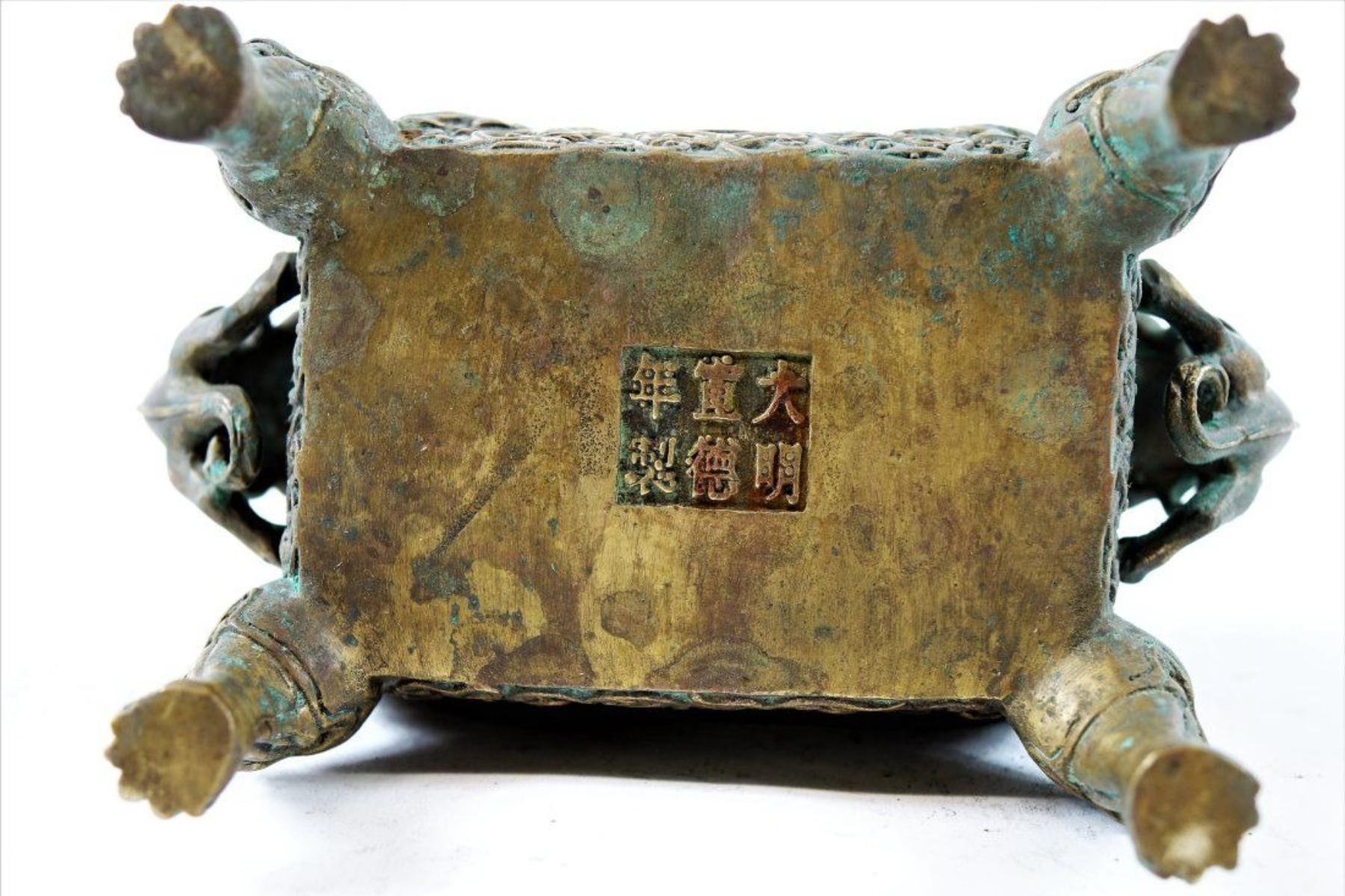 Antike Bronze Chinesisch Foo Lion Weihrauchbrenner - markiert Ming Dynasty (18. Jahrhundert und früher) im Angebot