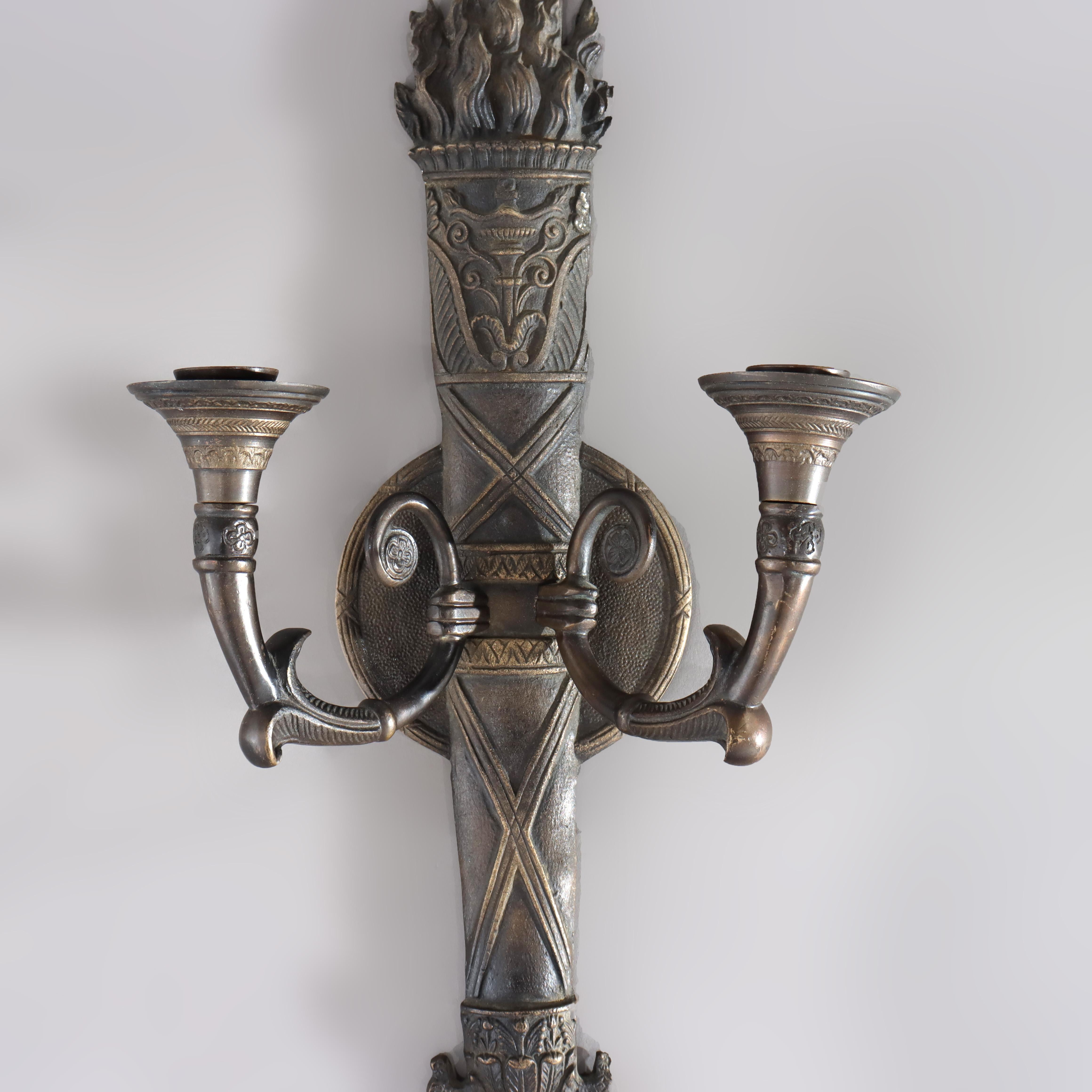 Aplique de pared de dos luces con forma de antorcha clásica de bronce antiguo C1920 siglo XX en venta