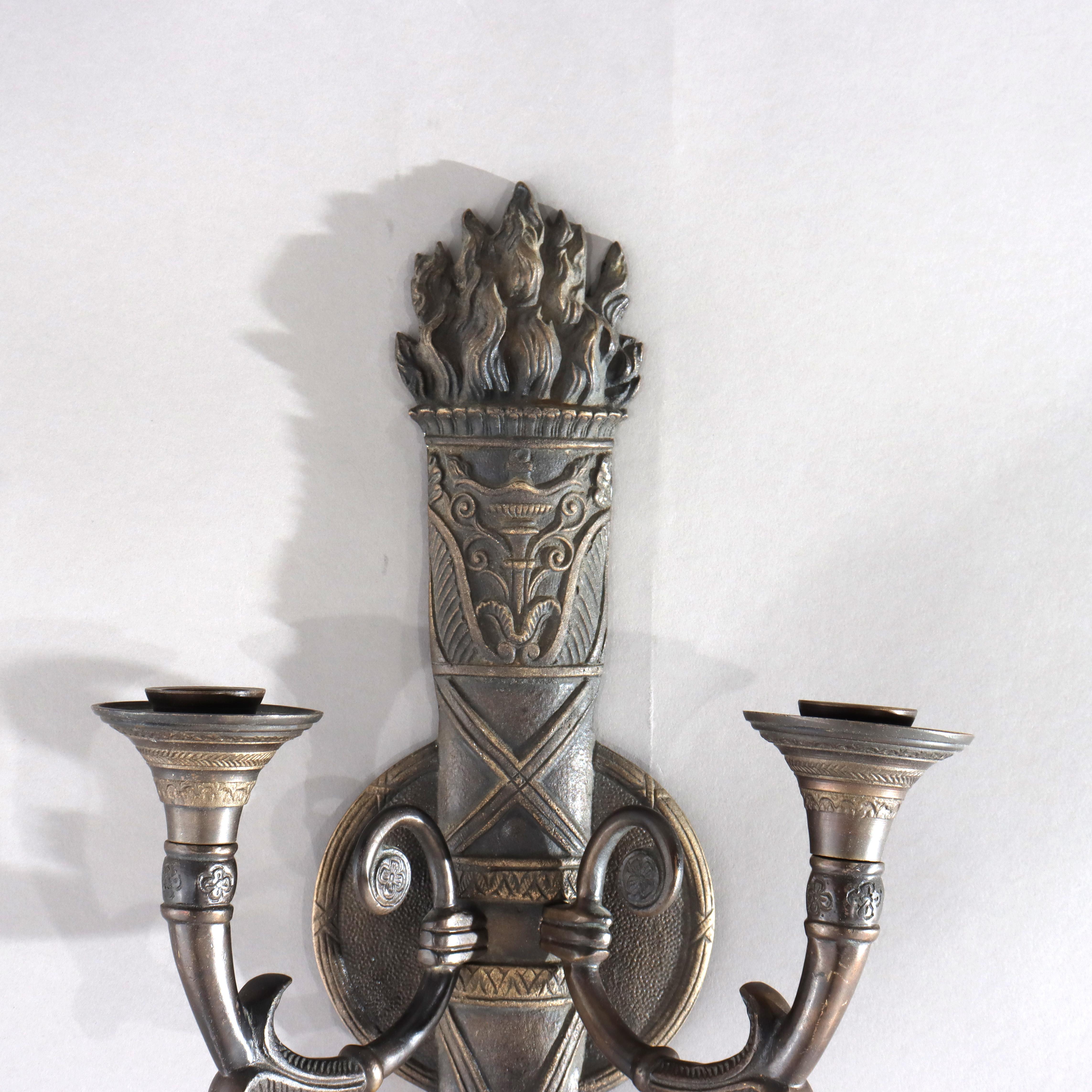 Aplique de pared de dos luces con forma de antorcha clásica de bronce antiguo C1920 Bronce en venta
