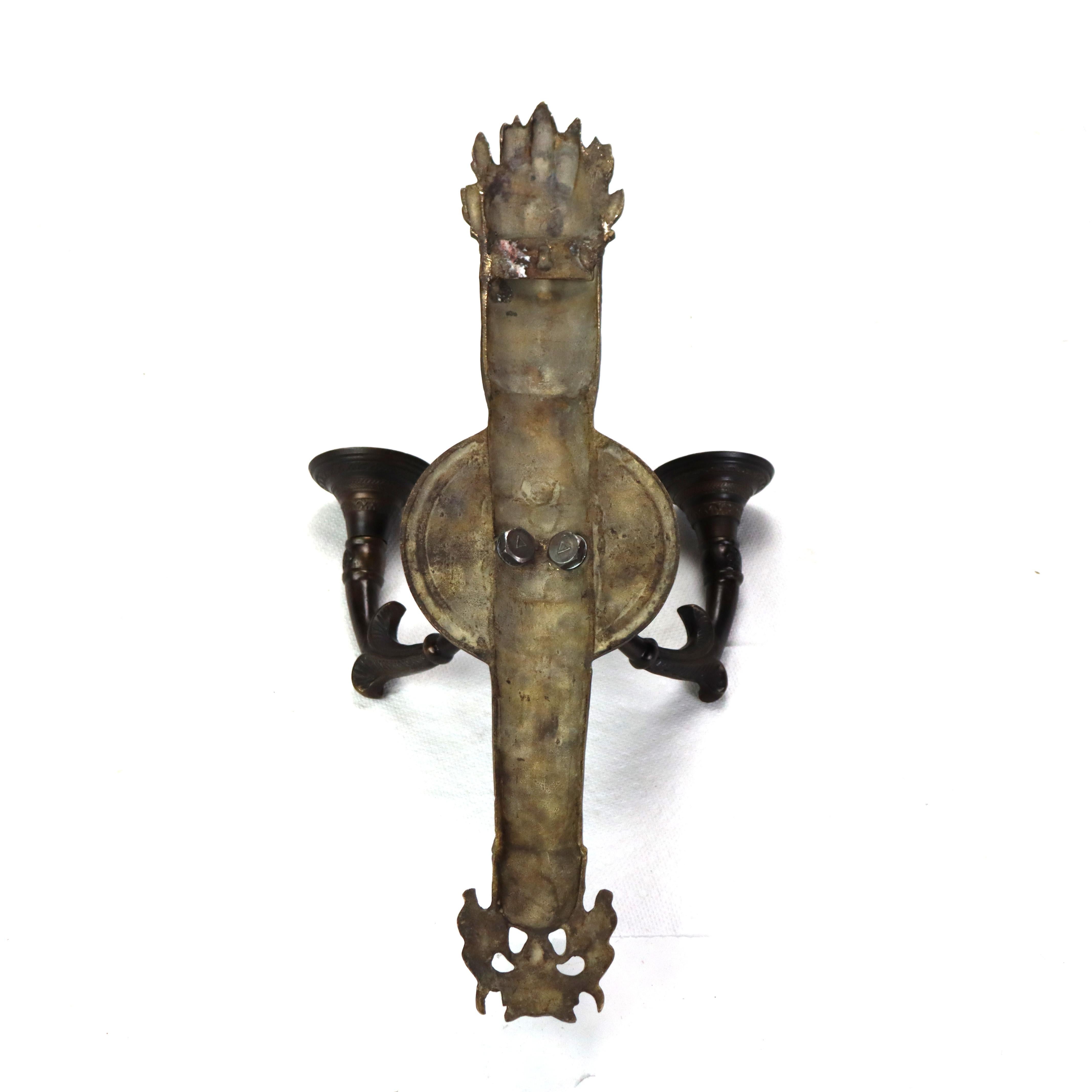 Aplique de pared de dos luces con forma de antorcha clásica de bronce antiguo C1920 en venta 1
