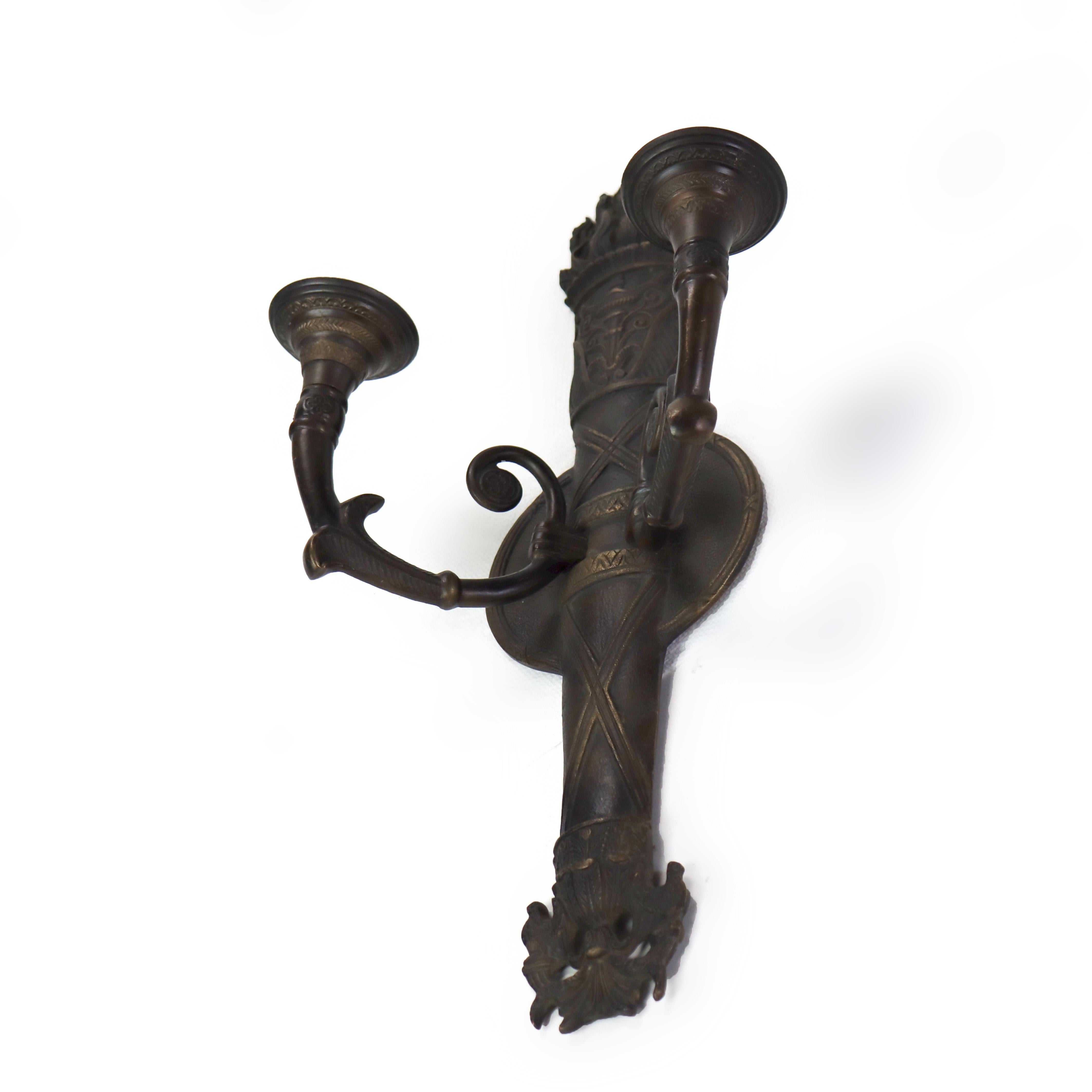 Aplique de pared de dos luces con forma de antorcha clásica de bronce antiguo C1920 en venta 2