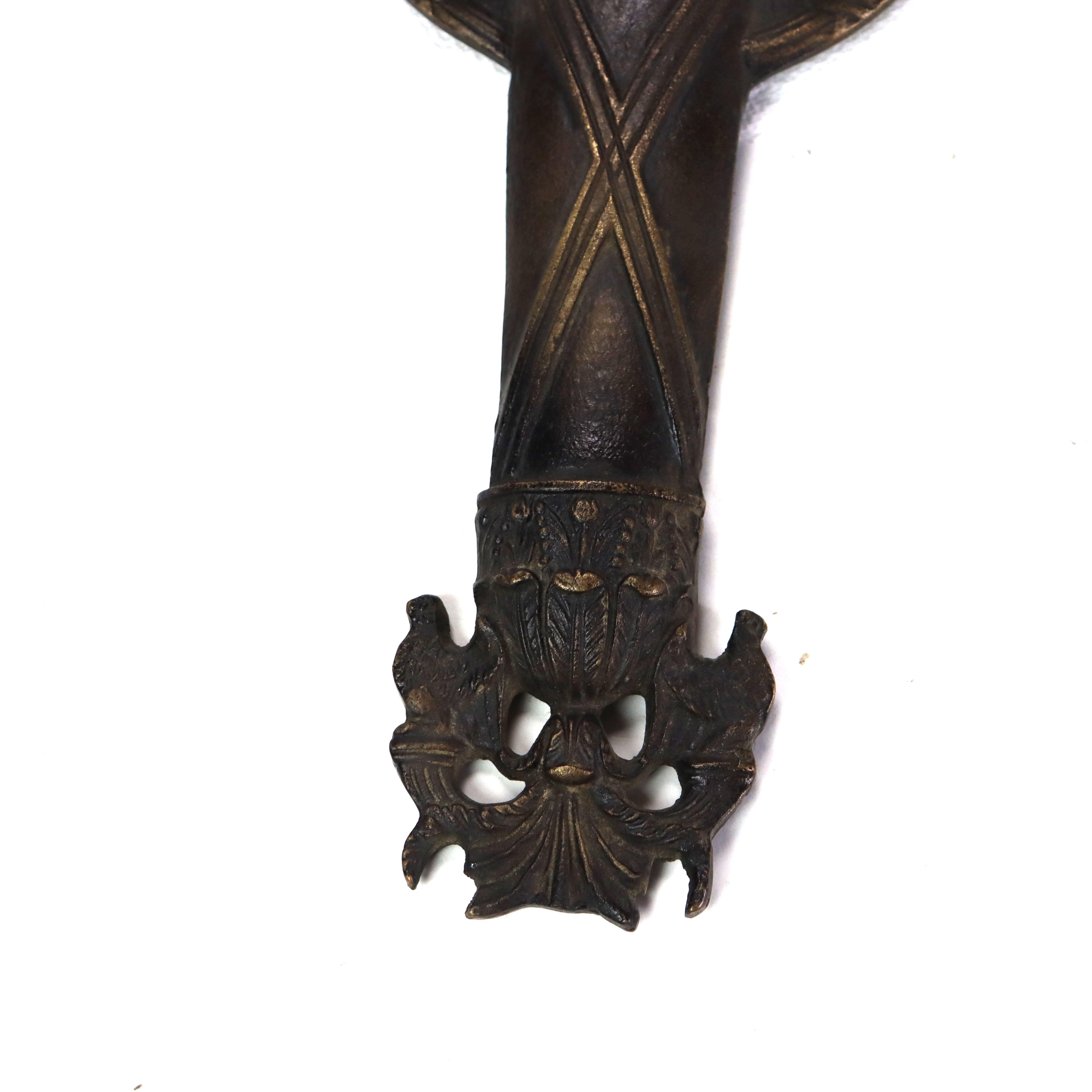 Aplique de pared de dos luces con forma de antorcha clásica de bronce antiguo C1920 en venta 3