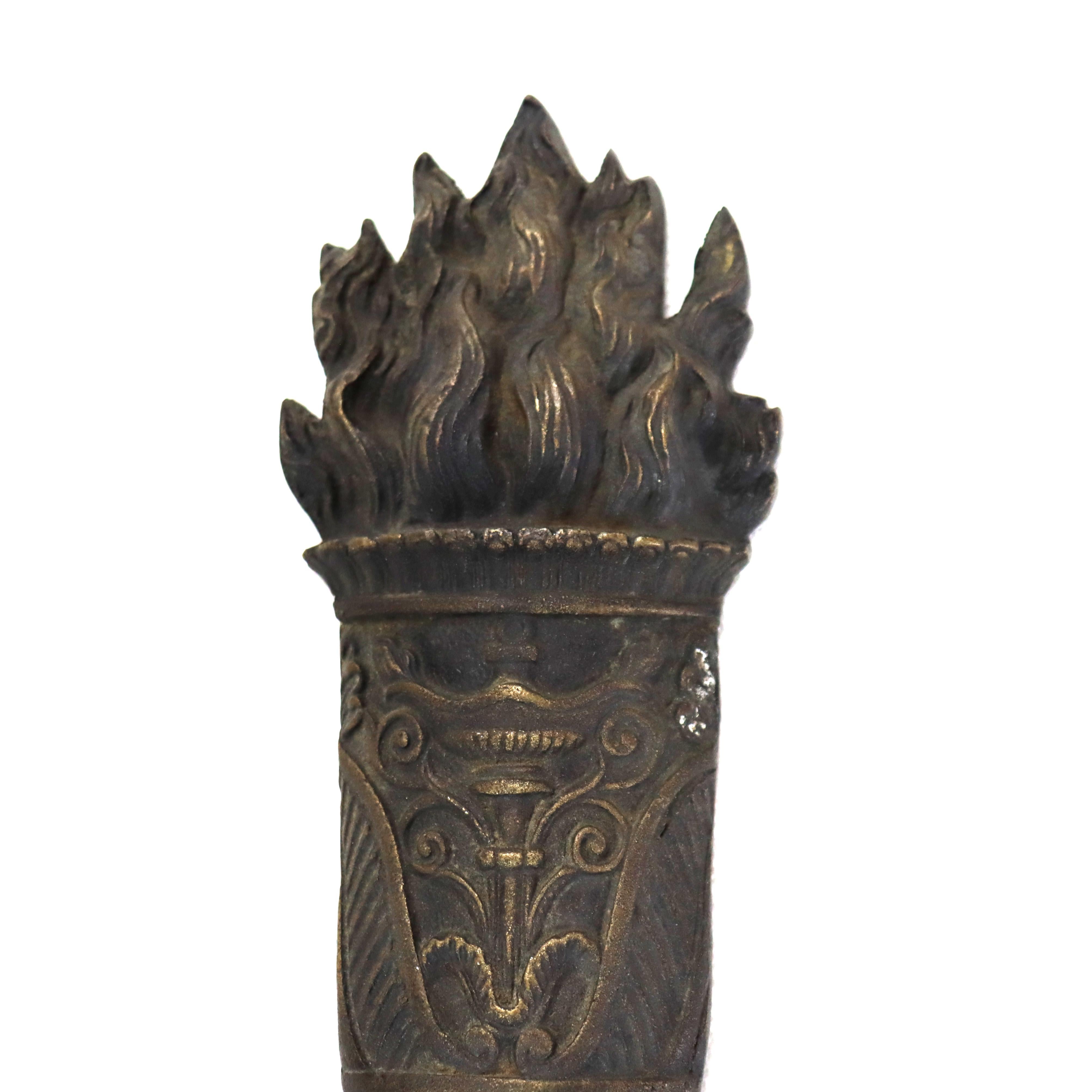 Aplique de pared de dos luces con forma de antorcha clásica de bronce antiguo C1920 en venta 4