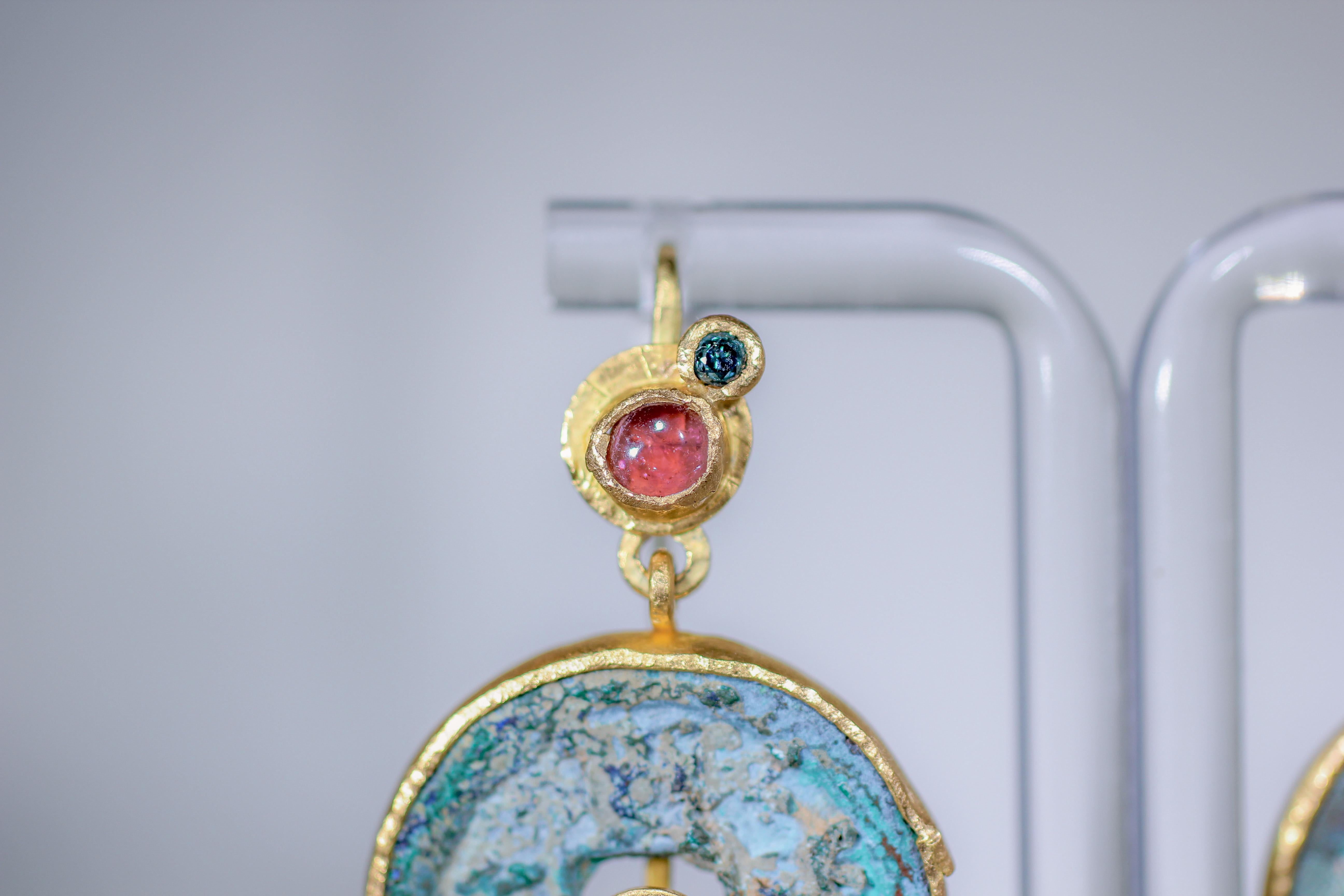 Pendants d'oreilles en goutte en or 21-22 carats avec tourmaline et diamants en forme de pièce de monnaie en bronze antique en vente 3