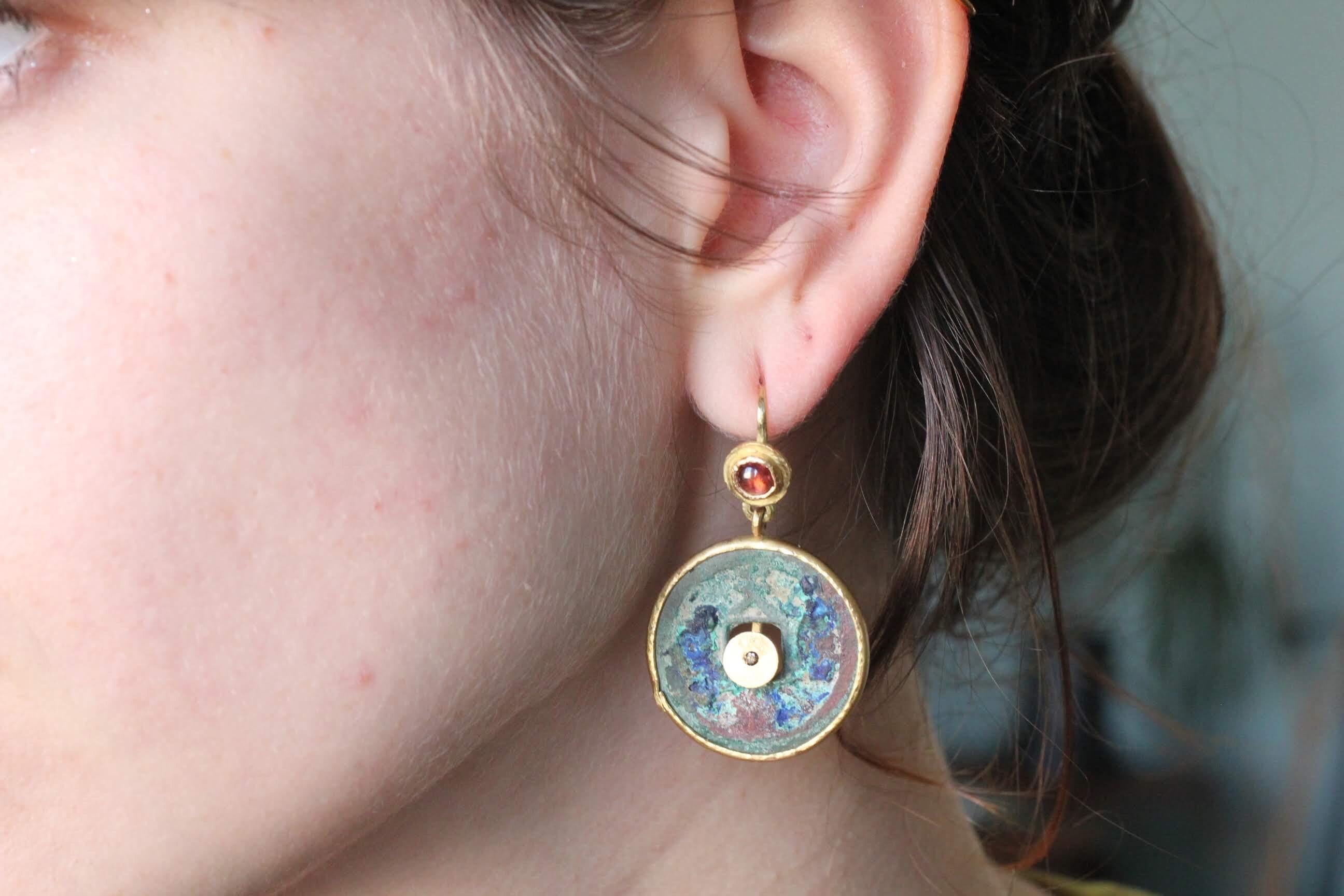 Pendants d'oreilles en goutte en or 21-22 carats avec tourmaline et diamants en forme de pièce de monnaie en bronze antique en vente 7