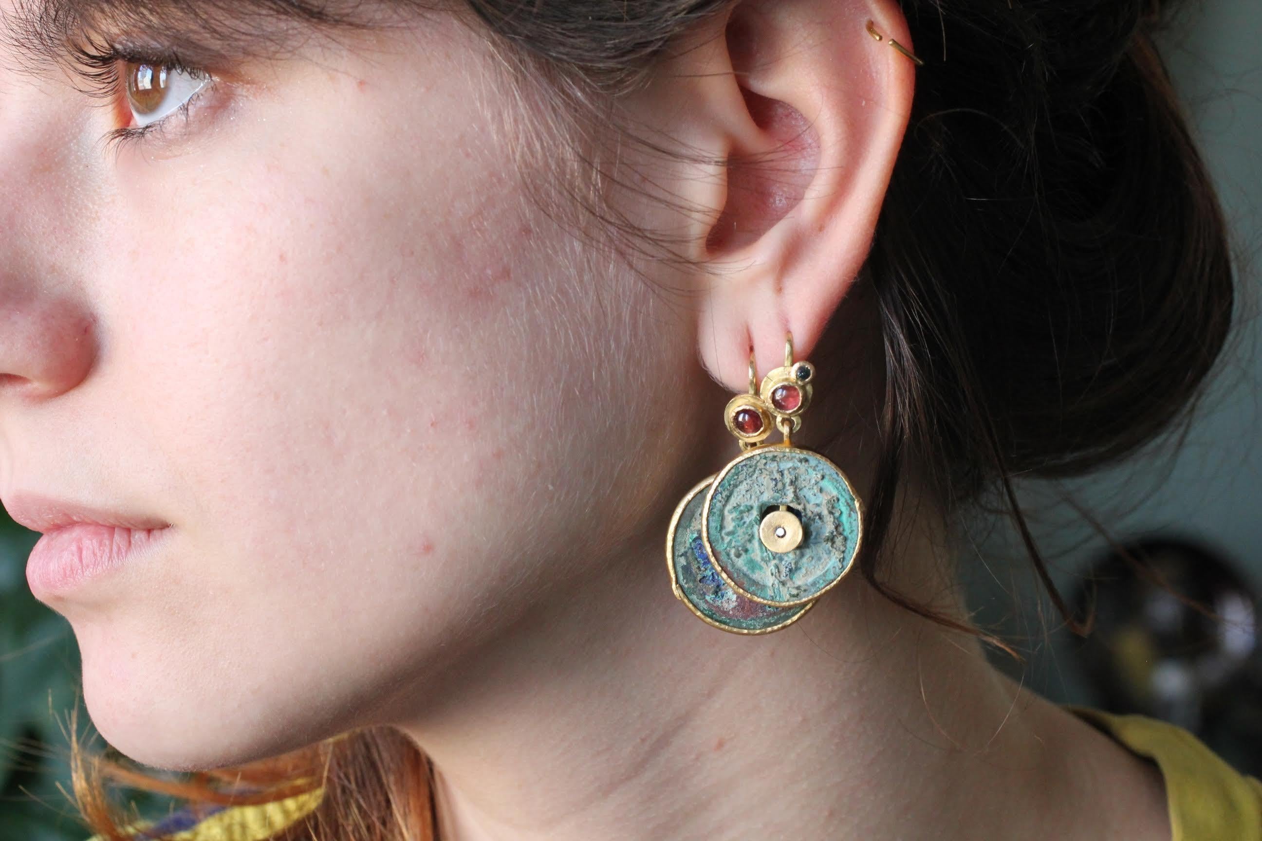 Pendants d'oreilles en goutte en or 21-22 carats avec tourmaline et diamants en forme de pièce de monnaie en bronze antique en vente 8