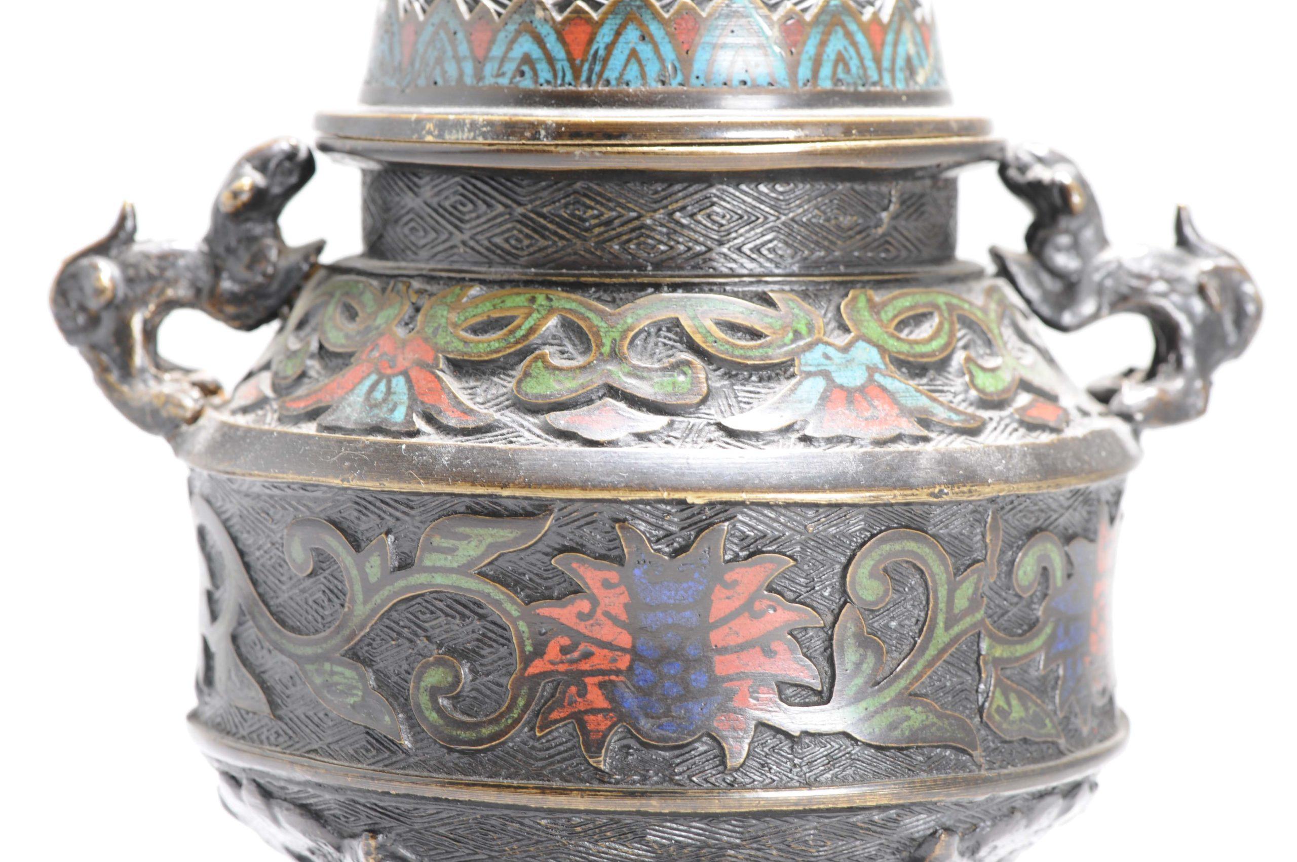 Cloisonné Bruciaincenso antico in bronzo/rame cloisonné Koro con forma di leone Foo, 19° C. in vendita