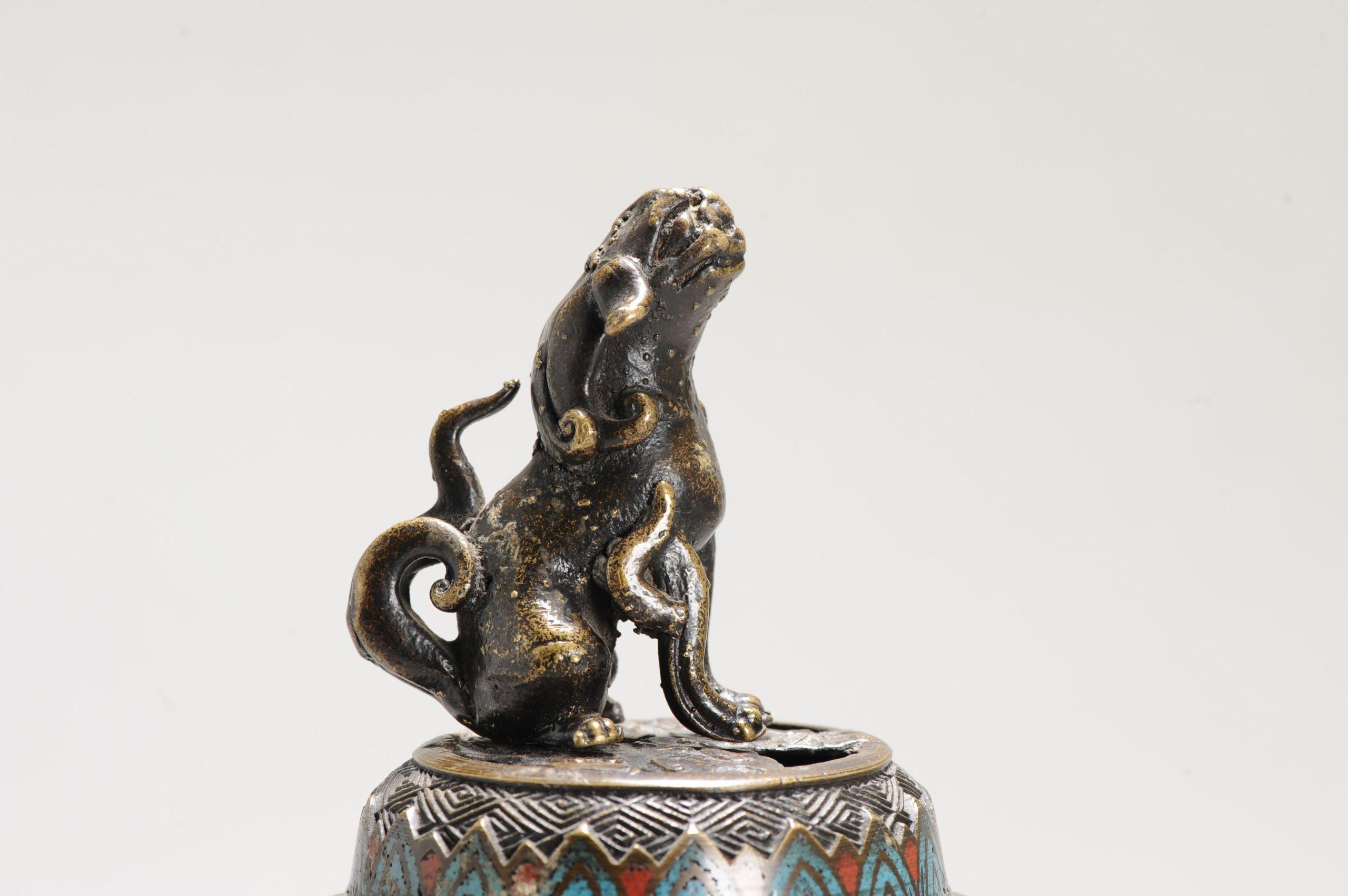 Bronzo antico / rame Cloisonné Koro con forma di leone Foo Giappone 19° C. In condizioni buone in vendita a Amsterdam, Noord Holland