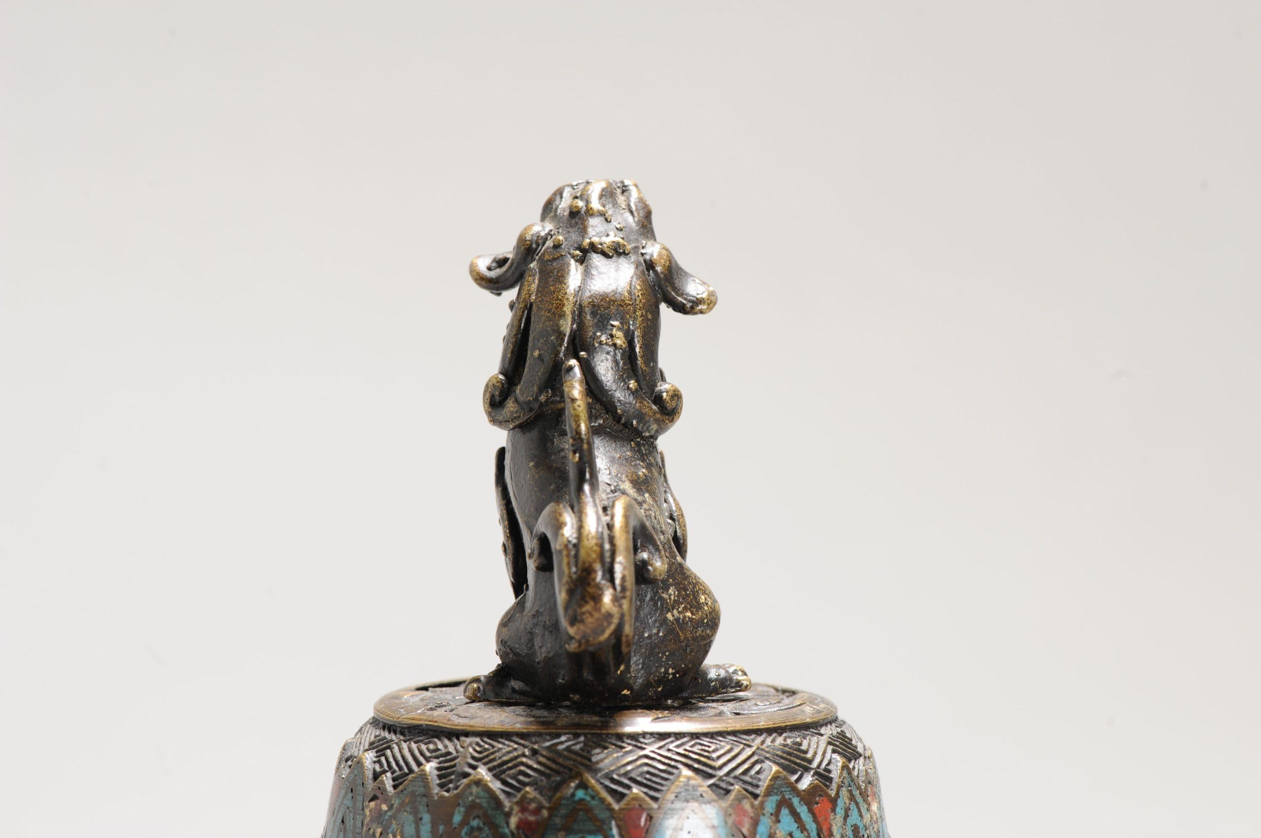 Fino al XVIII secolo Bronzo antico / rame Cloisonné Koro con forma di leone Foo Giappone 19° C. in vendita