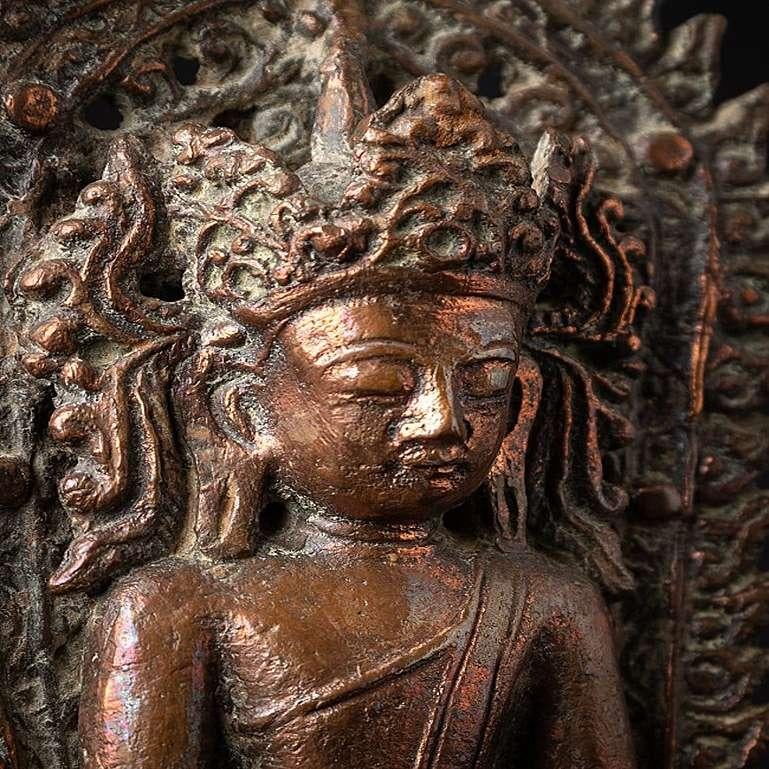 Bouddha Arakan ancien couronné en bronze de Birmanie en vente 3