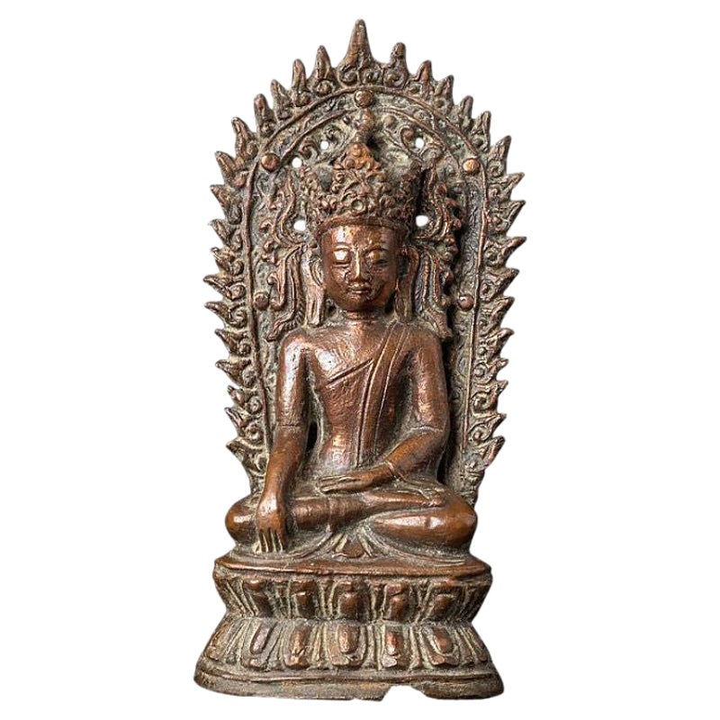 Antico Buddha Arakan incoronato in bronzo proveniente dalla Birmania