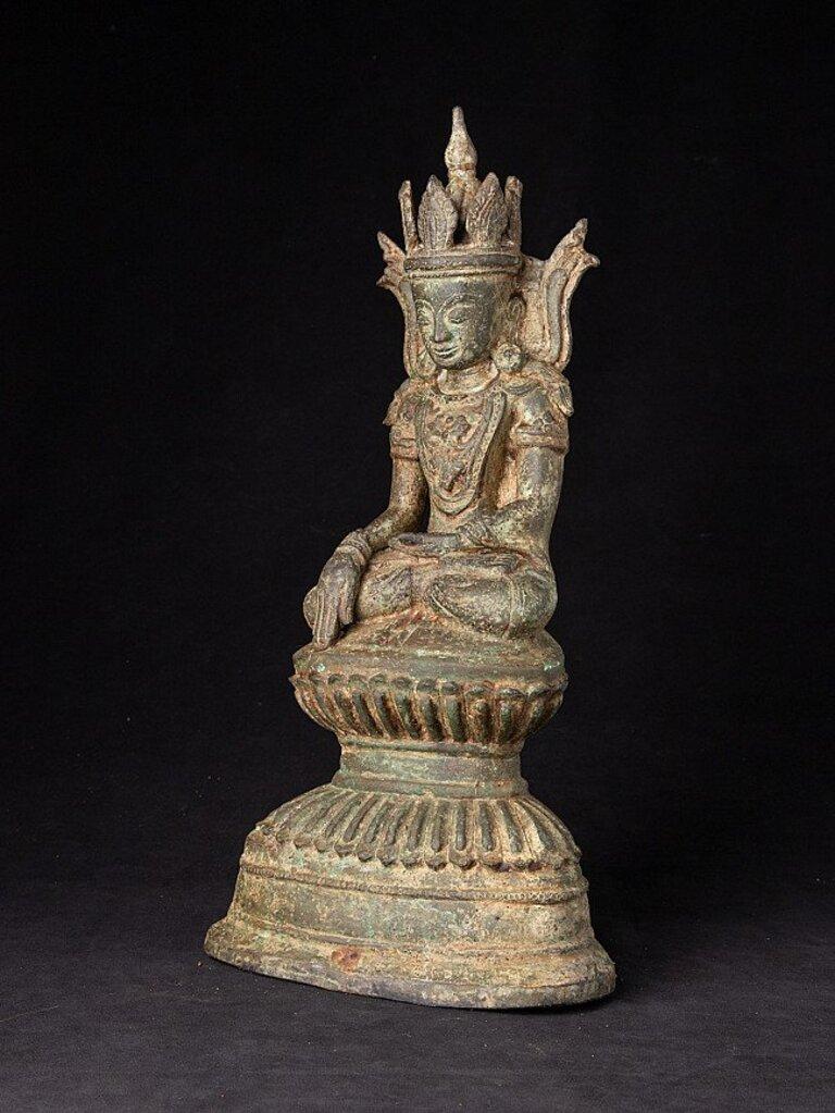 Material: bronze
46 cm high 
23 cm wide and 13,5 cm deep
Weight: 7.9 kgs
Shan (Tai Yai) style
Bhumisparsha mudra
Originating from Burma
19th century.
 