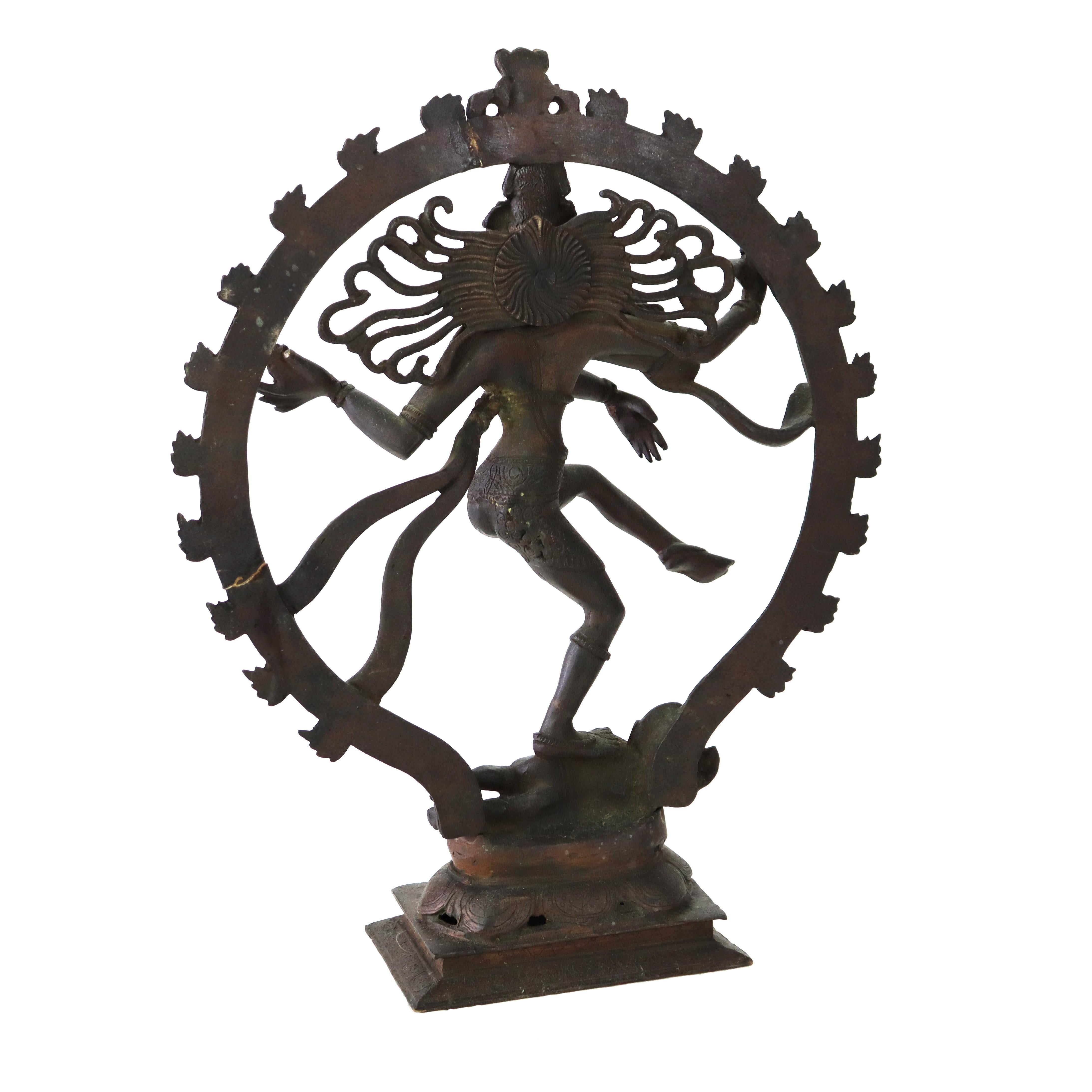 Statue de Shiva Nataraja en bronze ancien dansant debout sur le démon Apasmara C1920 en vente 5