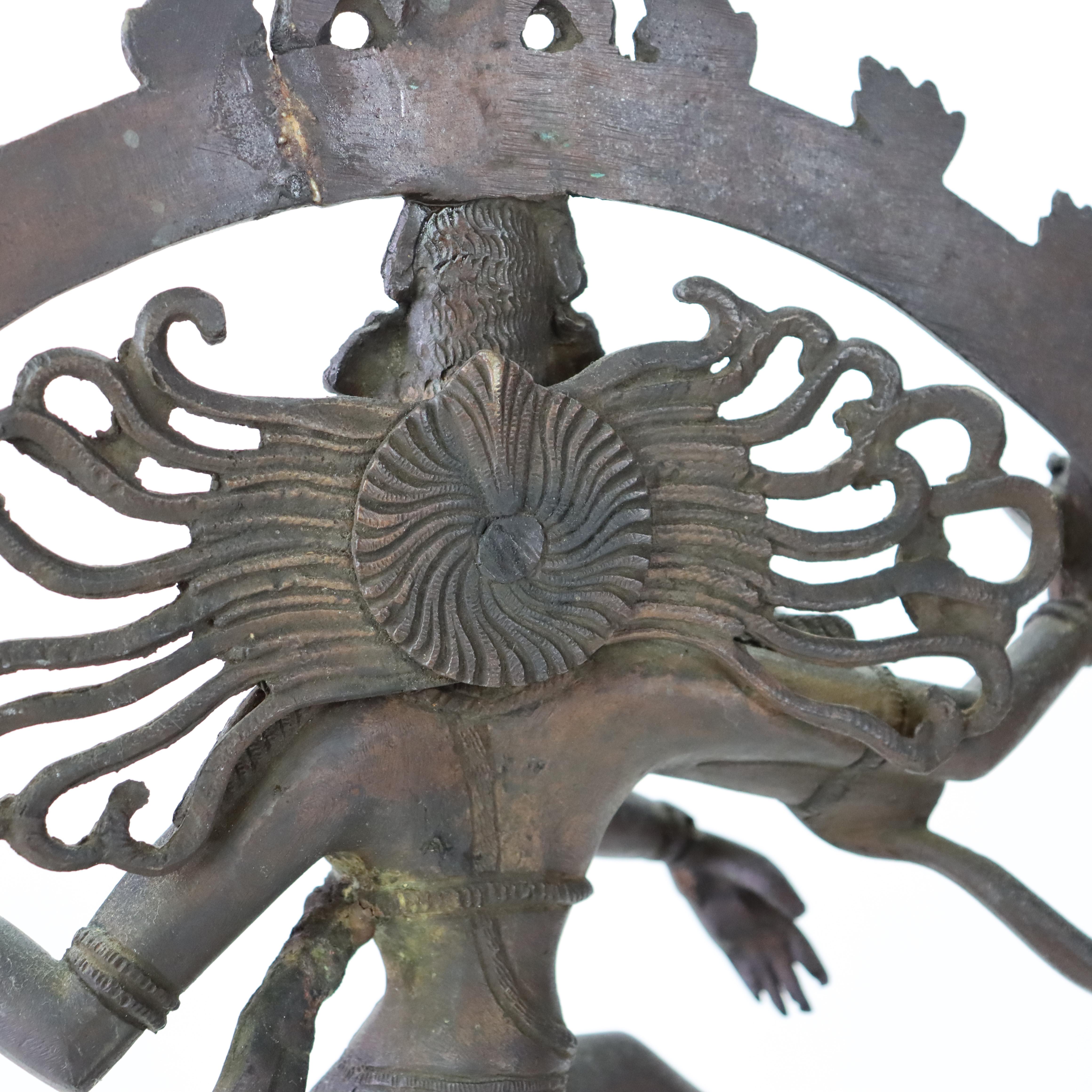 Statue de Shiva Nataraja en bronze ancien dansant debout sur le démon Apasmara C1920 en vente 6