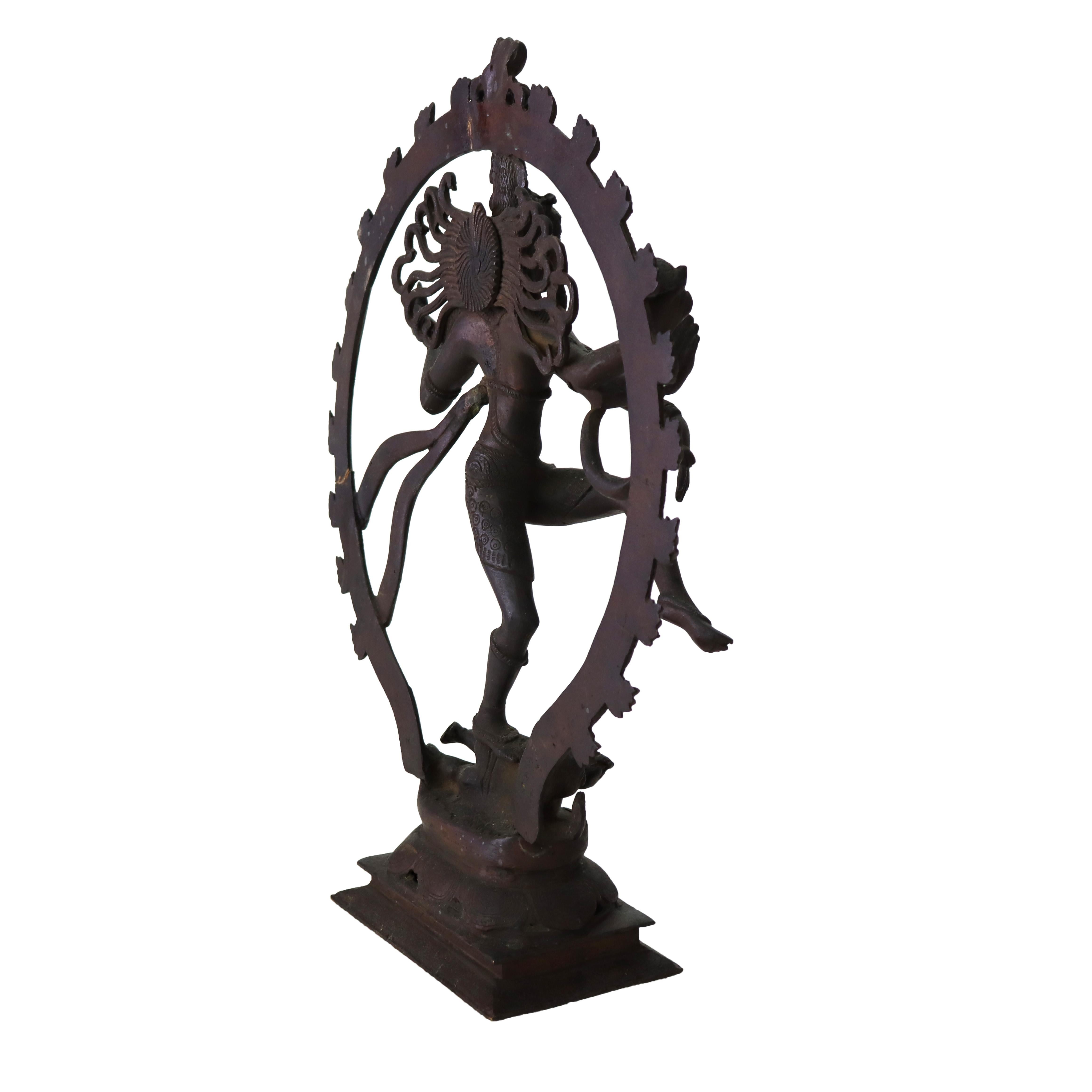 Statue de Shiva Nataraja en bronze ancien dansant debout sur le démon Apasmara C1920 en vente 7