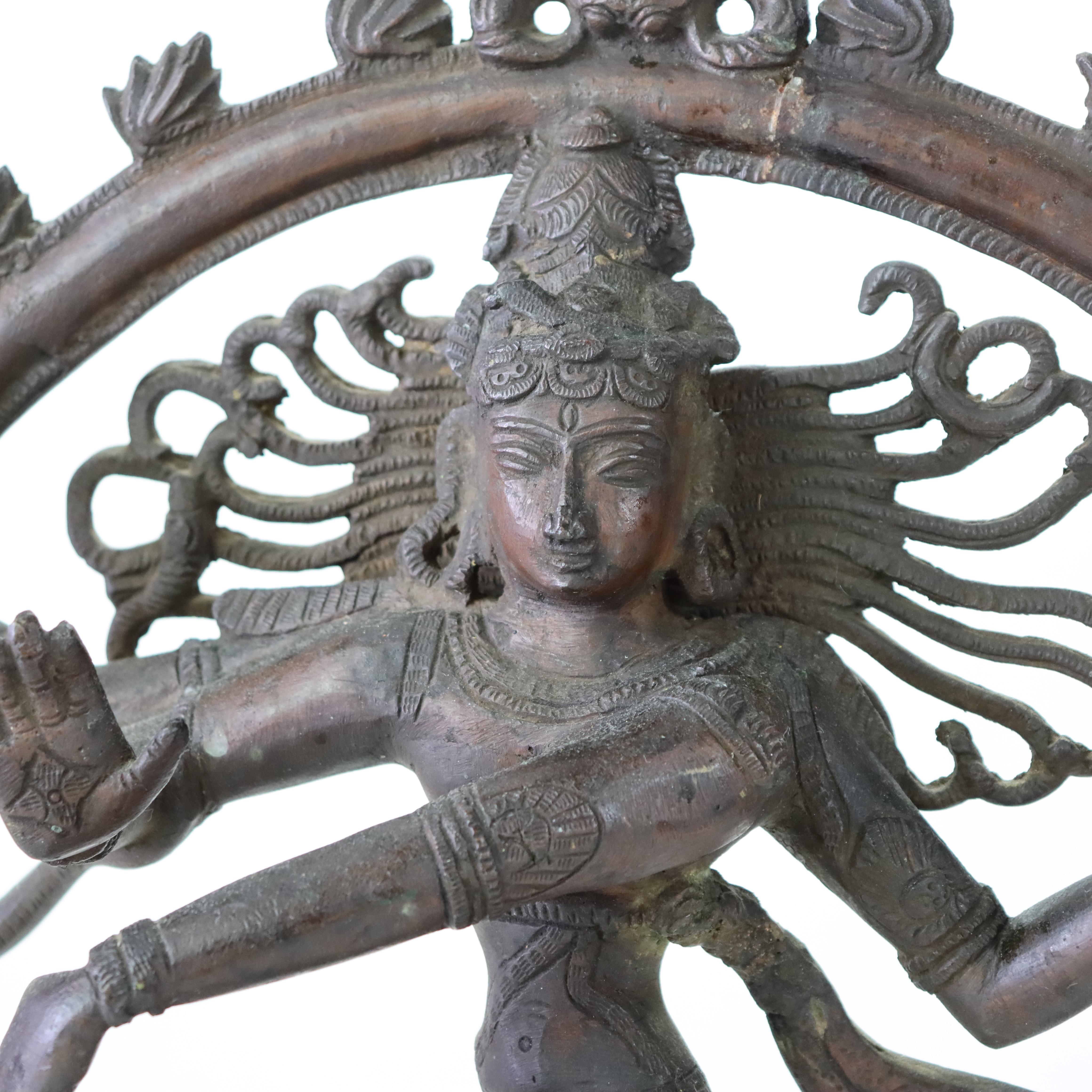 Statue de Shiva Nataraja en bronze ancien dansant debout sur le démon Apasmara C1920
Mesures - 18 3/4 w x 15w x 5 1/4d  

Statue antique en bronze de Shiva Nataraja, datant d'environ 1920. Cette pièce représente le dieu hindou Shiva dans sa danse