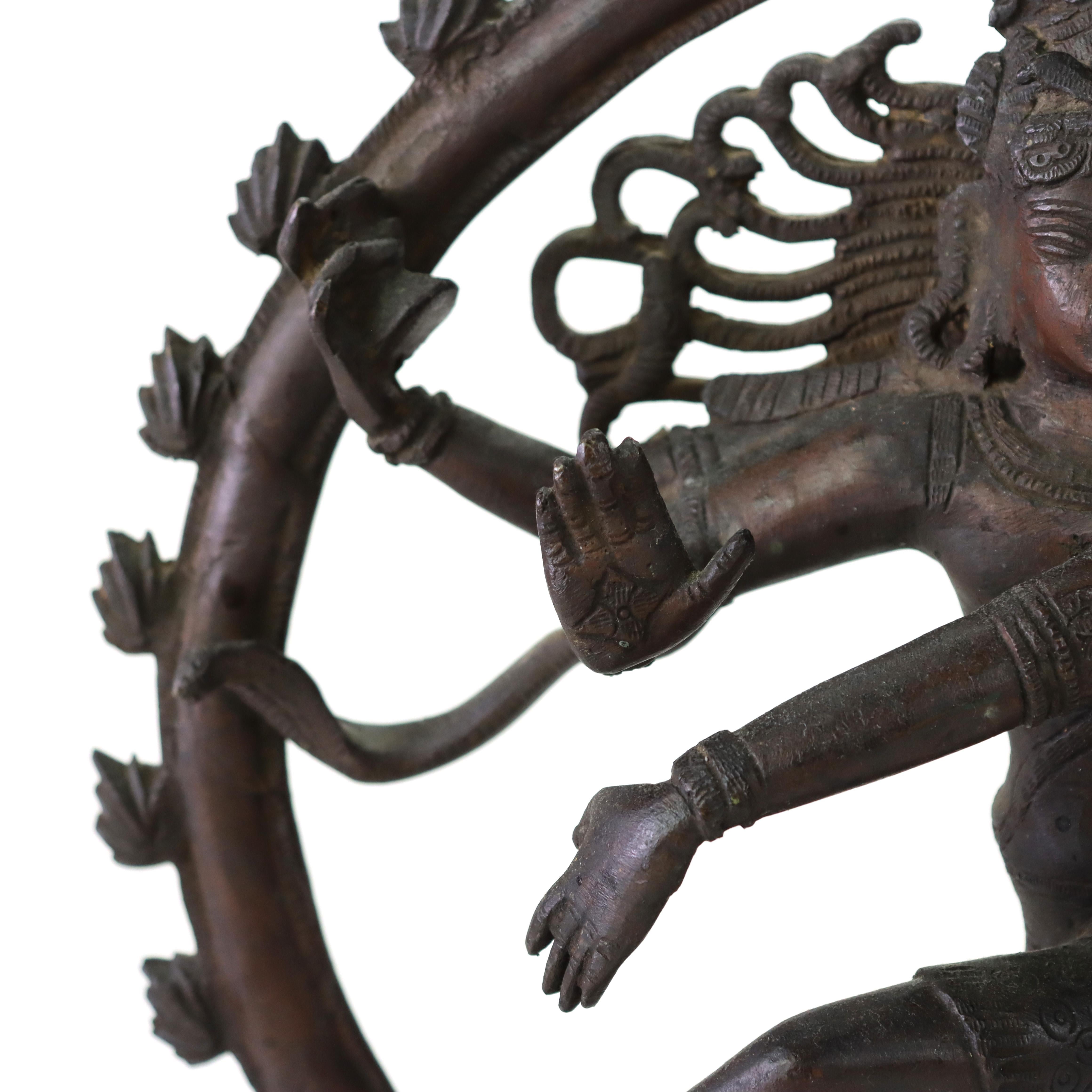 Bronze Statue de Shiva Nataraja en bronze ancien dansant debout sur le démon Apasmara C1920 en vente