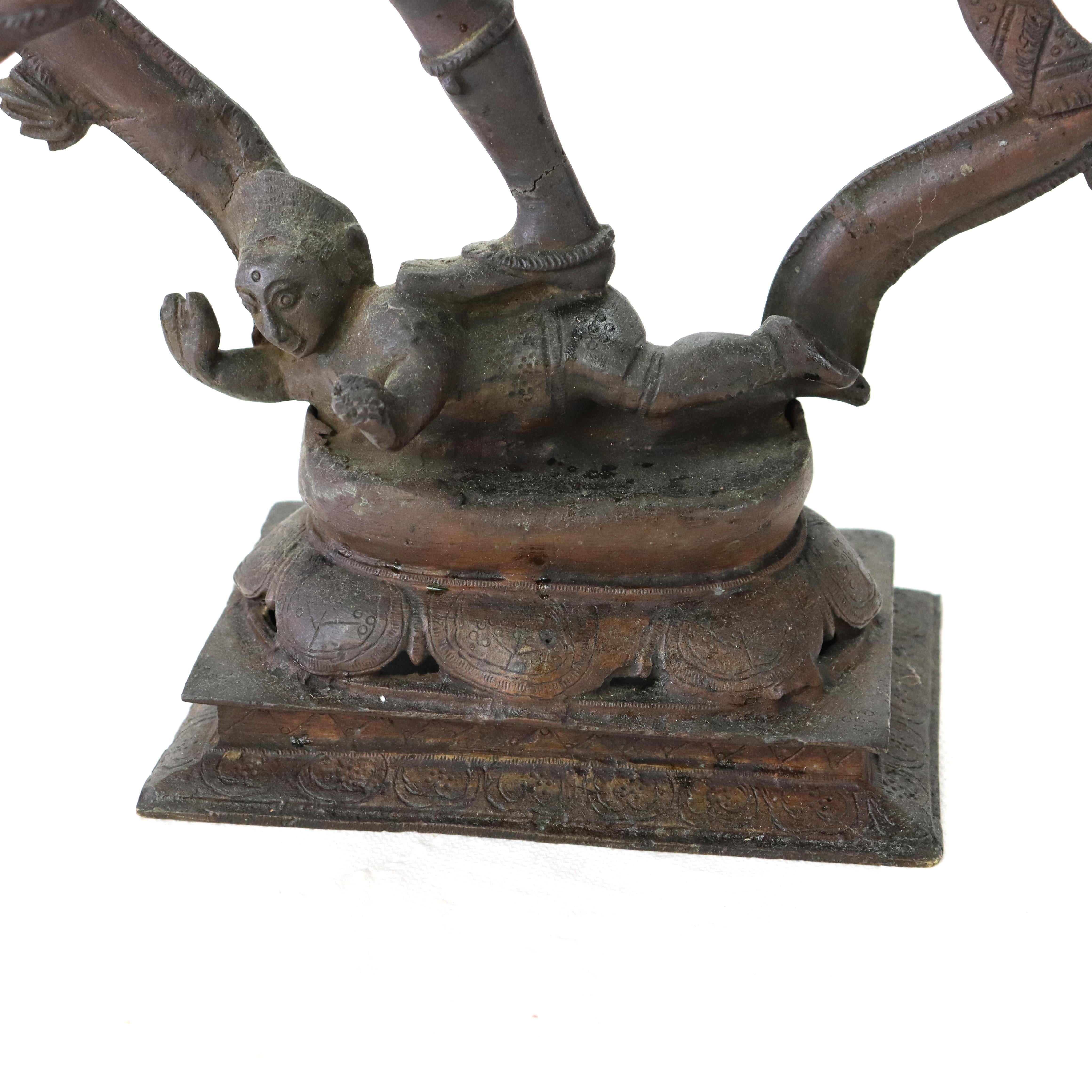 Statue de Shiva Nataraja en bronze ancien dansant debout sur le démon Apasmara C1920 en vente 2