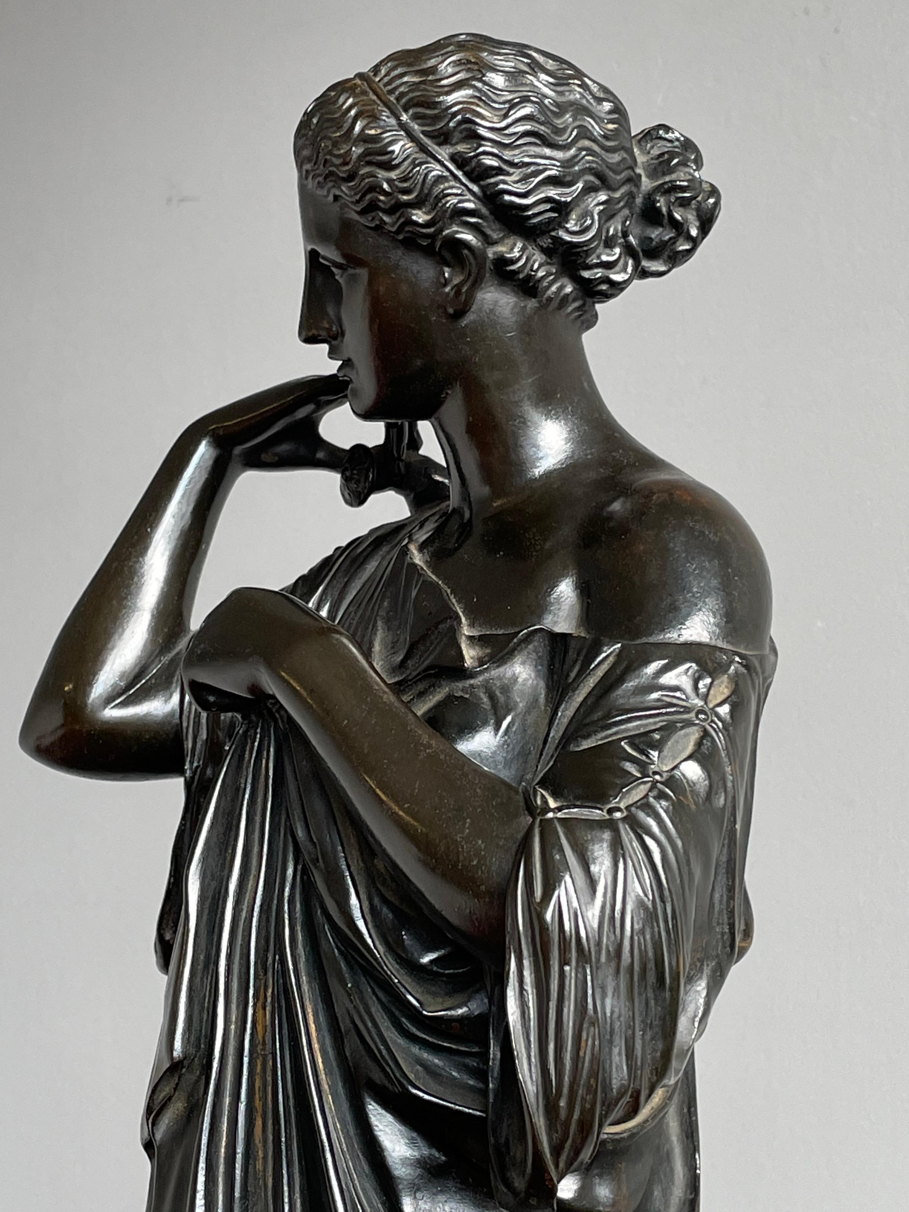 Magnifique bronze antique de la déesse de la chasse, des femmes et de la lune. Elle est également un excellent sujet de discussion.

La Diane originale de Gabii est une statue de marbre grandeur nature d'une femme drapée qui représente