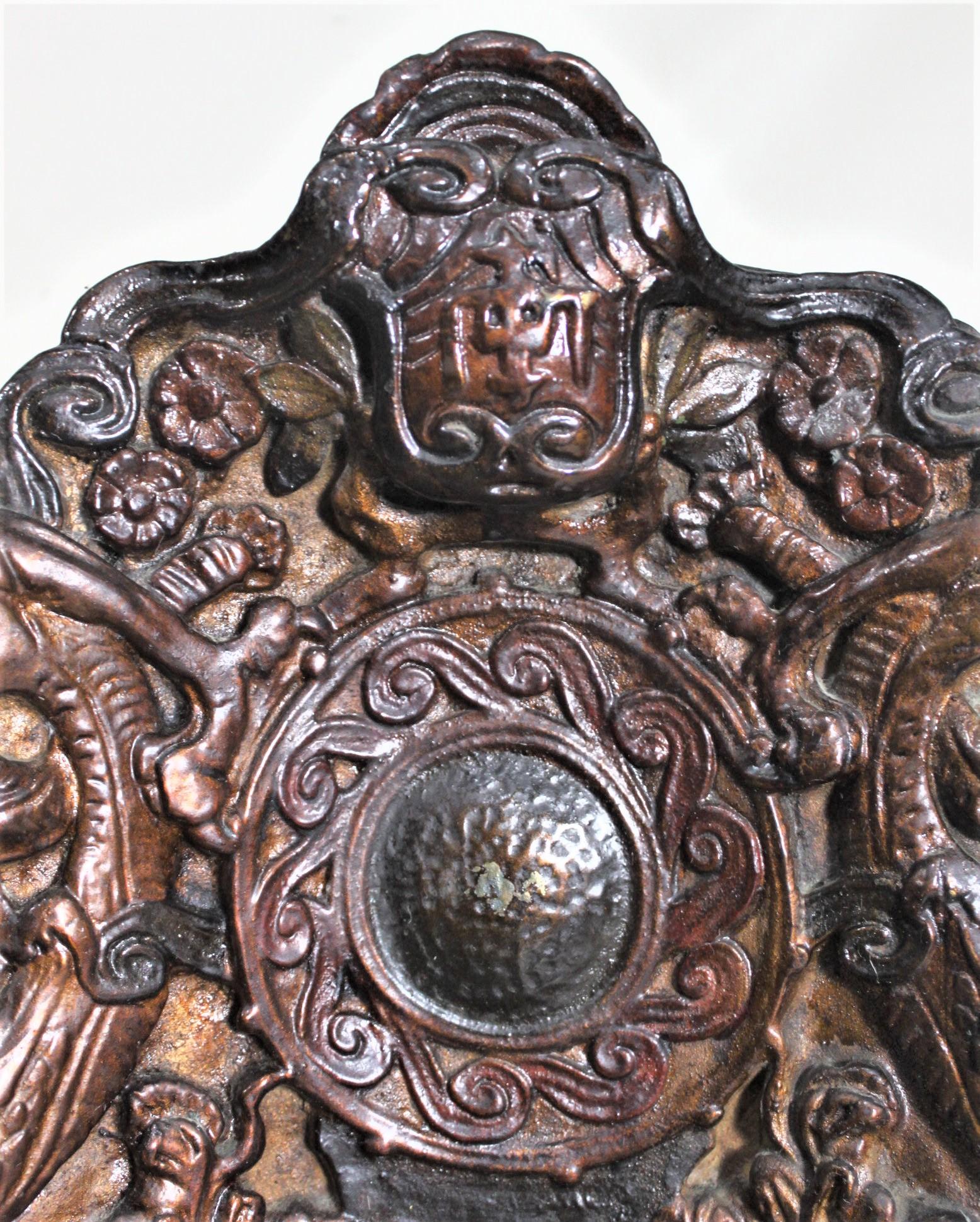 Ancienne sculpture de Bouddha en bronze coulé et peint en polychrome avec support sur piédestal en vente 2