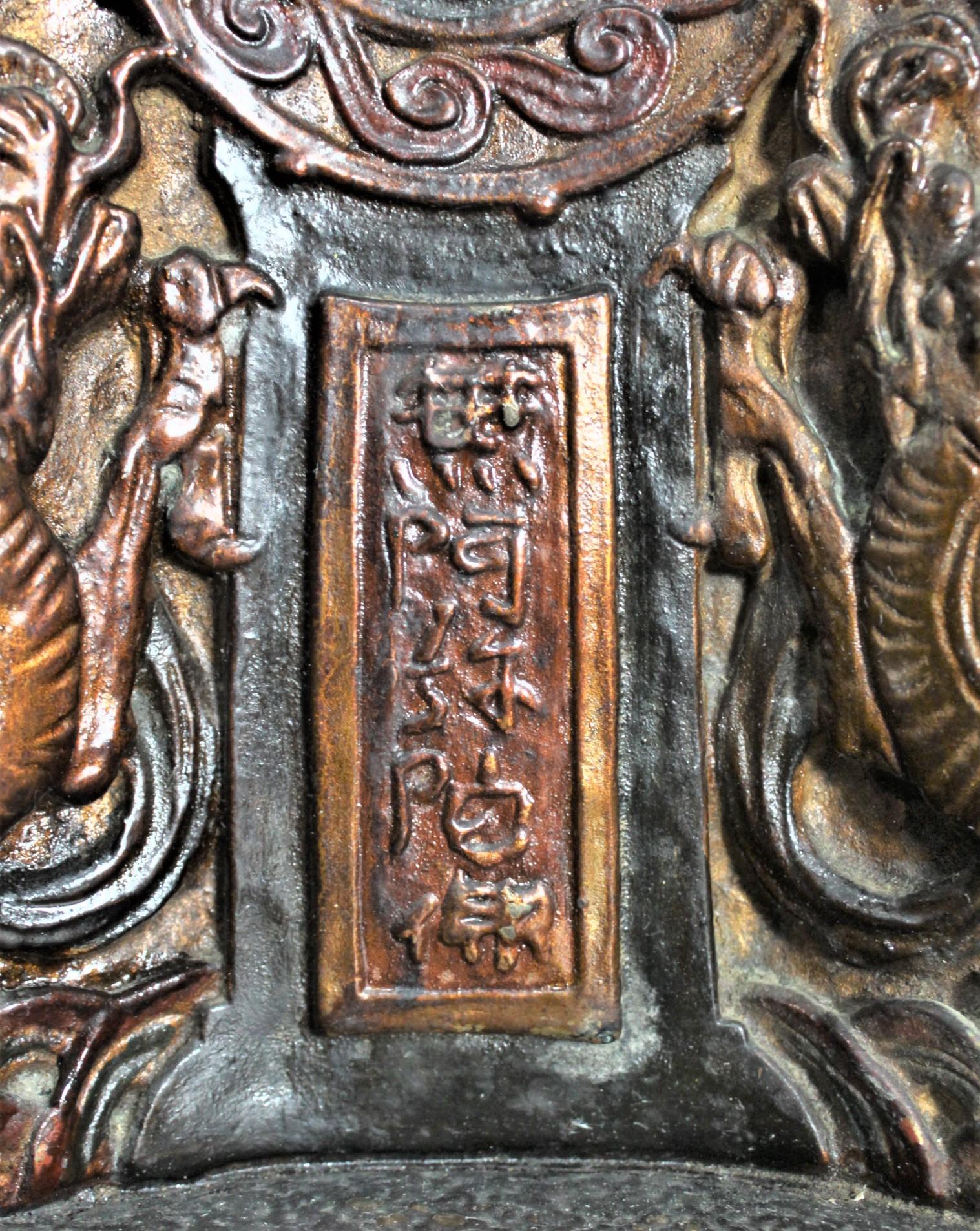 Ancienne sculpture de Bouddha en bronze coulé et peint en polychrome avec support sur piédestal en vente 3