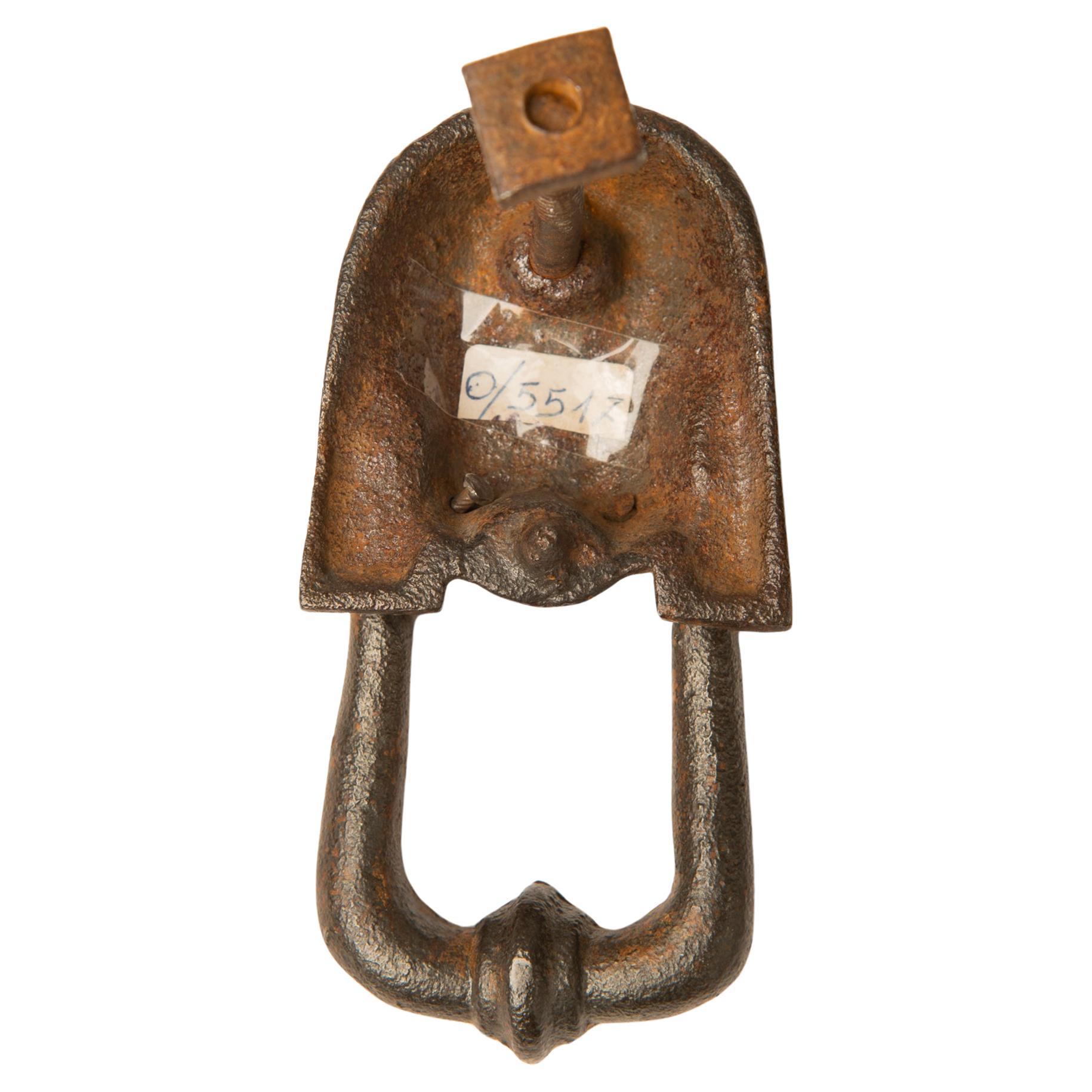 O/5517 - Antico battiporta in bronzo con sfinge - Dall'inizio del XIX secolo, dopo le grandi scoperte egizie di grande interesse per tutto il mondo. 
Bellissimo sulla porta, ma utile anche come fermacarte, su plexiglas o base di legno.