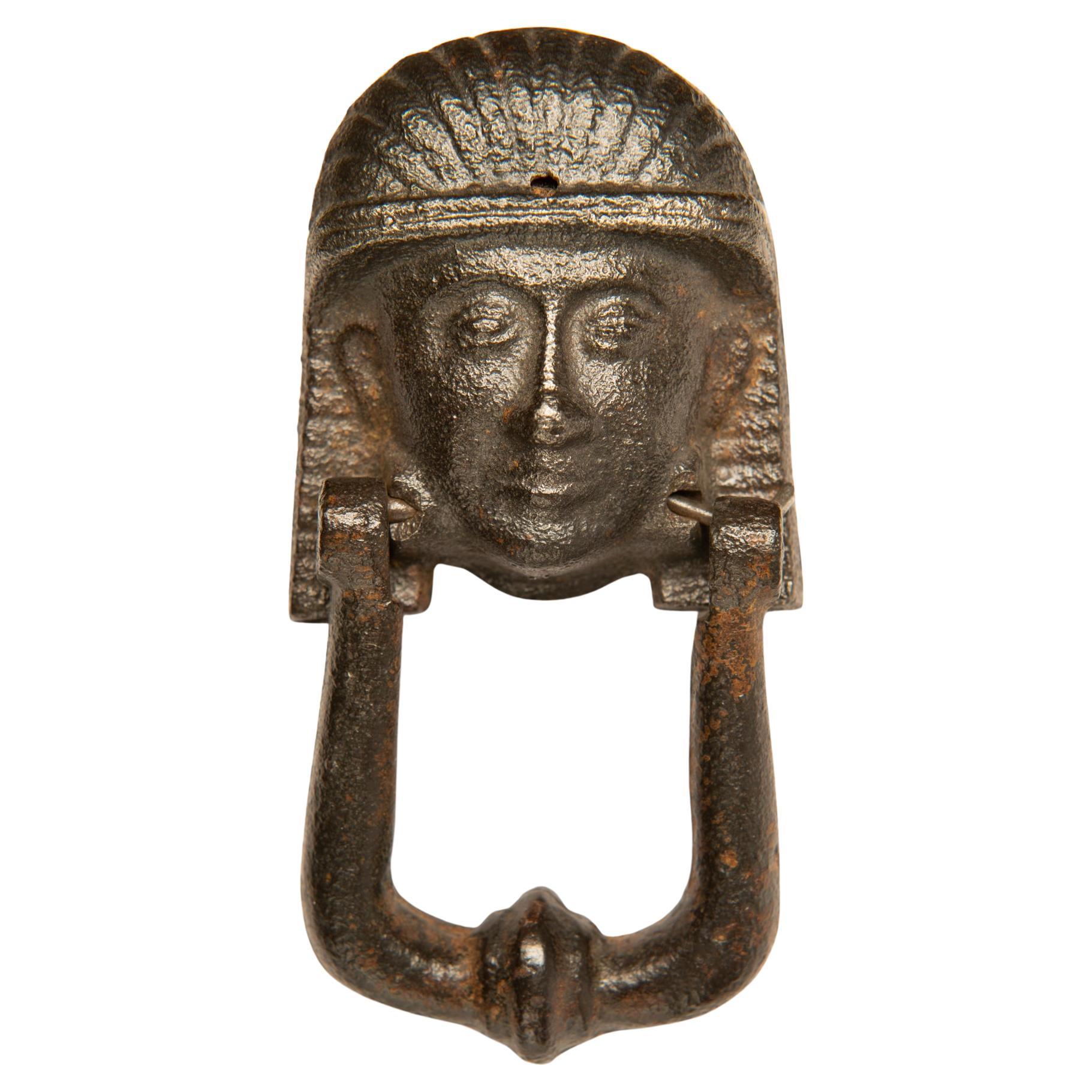 Heurtoir de porte en bronze antique avec sphinx