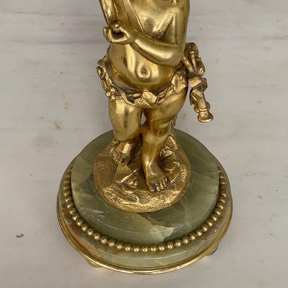 Statua di cherubino in bronzo antico D'Ore su candeliere in onice in vendita 2