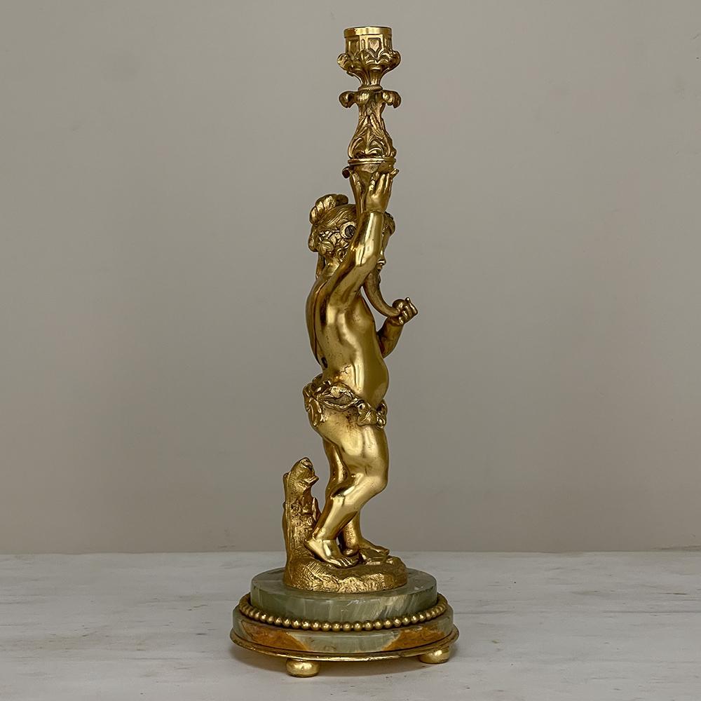 Antike Bronze D'Ore Cherub-Statue auf Onyx-Kerzenständer (Neoklassisches Revival) im Angebot