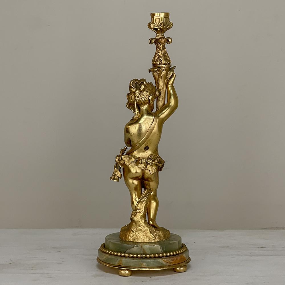 Francese Statua di cherubino in bronzo antico D'Ore su candeliere in onice in vendita