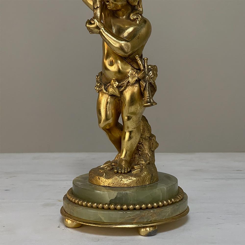 Statua di cherubino in bronzo antico D'Ore su candeliere in onice in vendita 1
