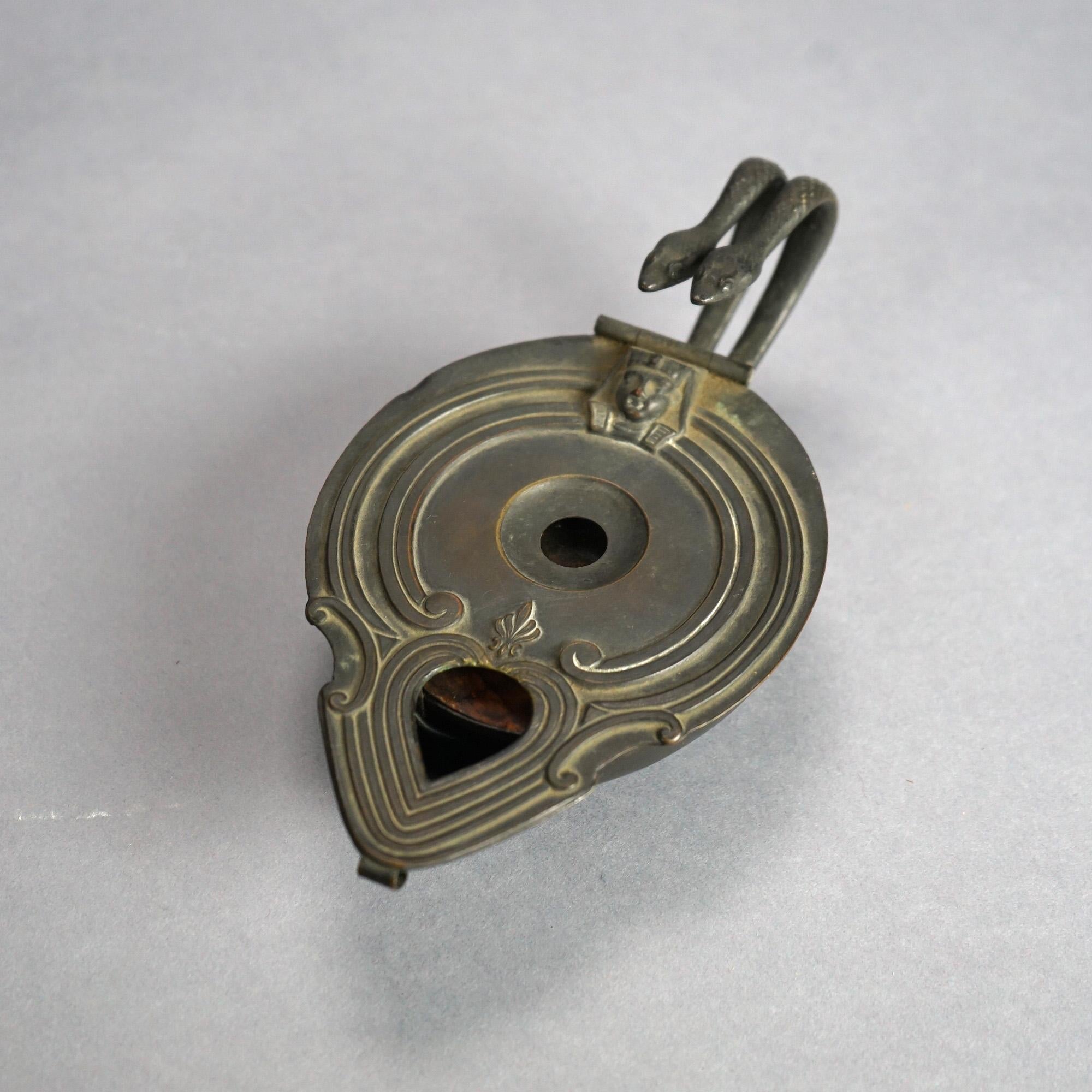 Lampe à doigt néo-égyptienne ancienne en bronze, c1870

Dimensions : 2,5''H x 4''L x 7''P