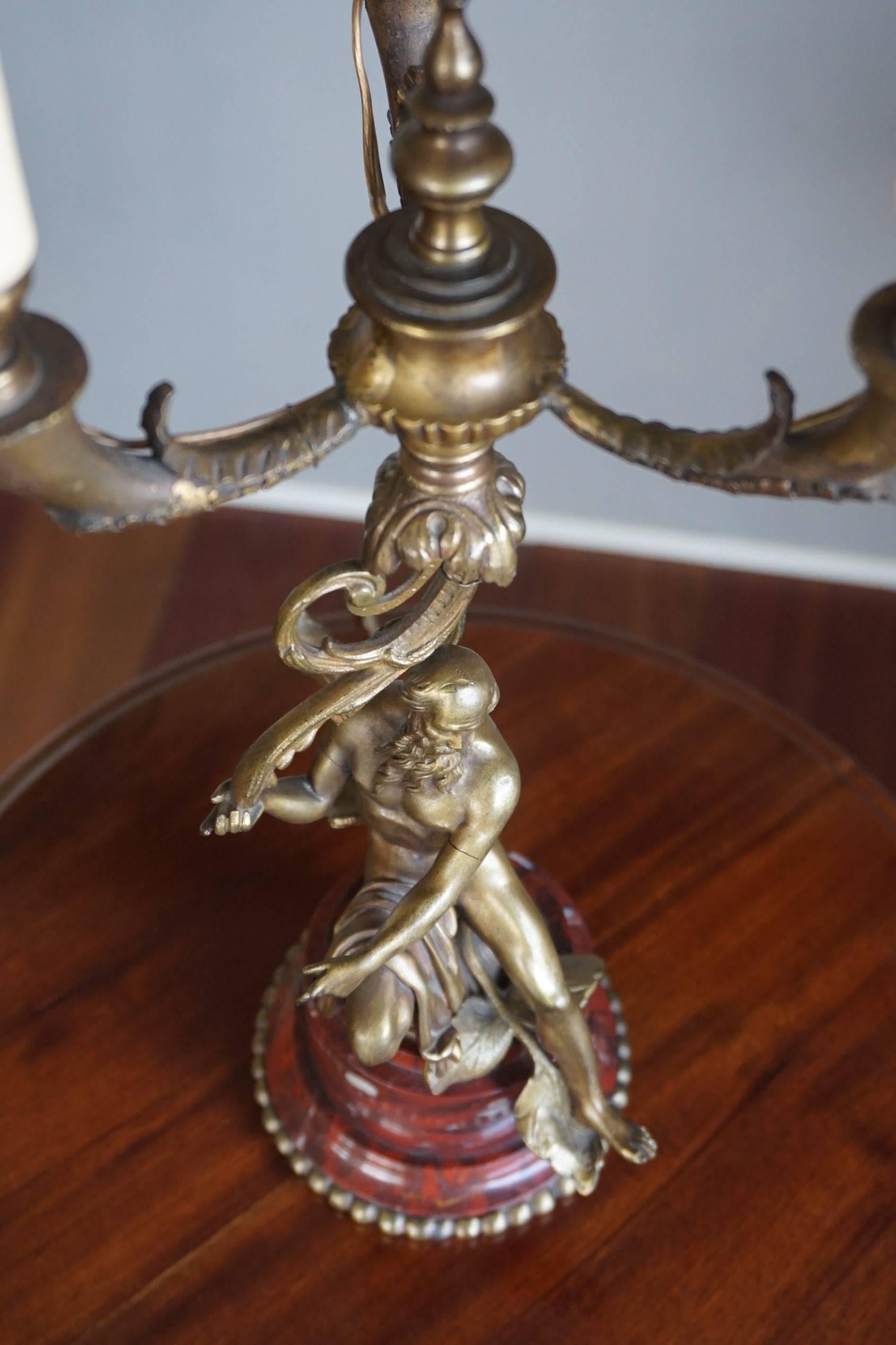 Lampe de table ancienne de style Empire en bronze avec une sculpture de Zeus nu sur socle en marbre en vente 4