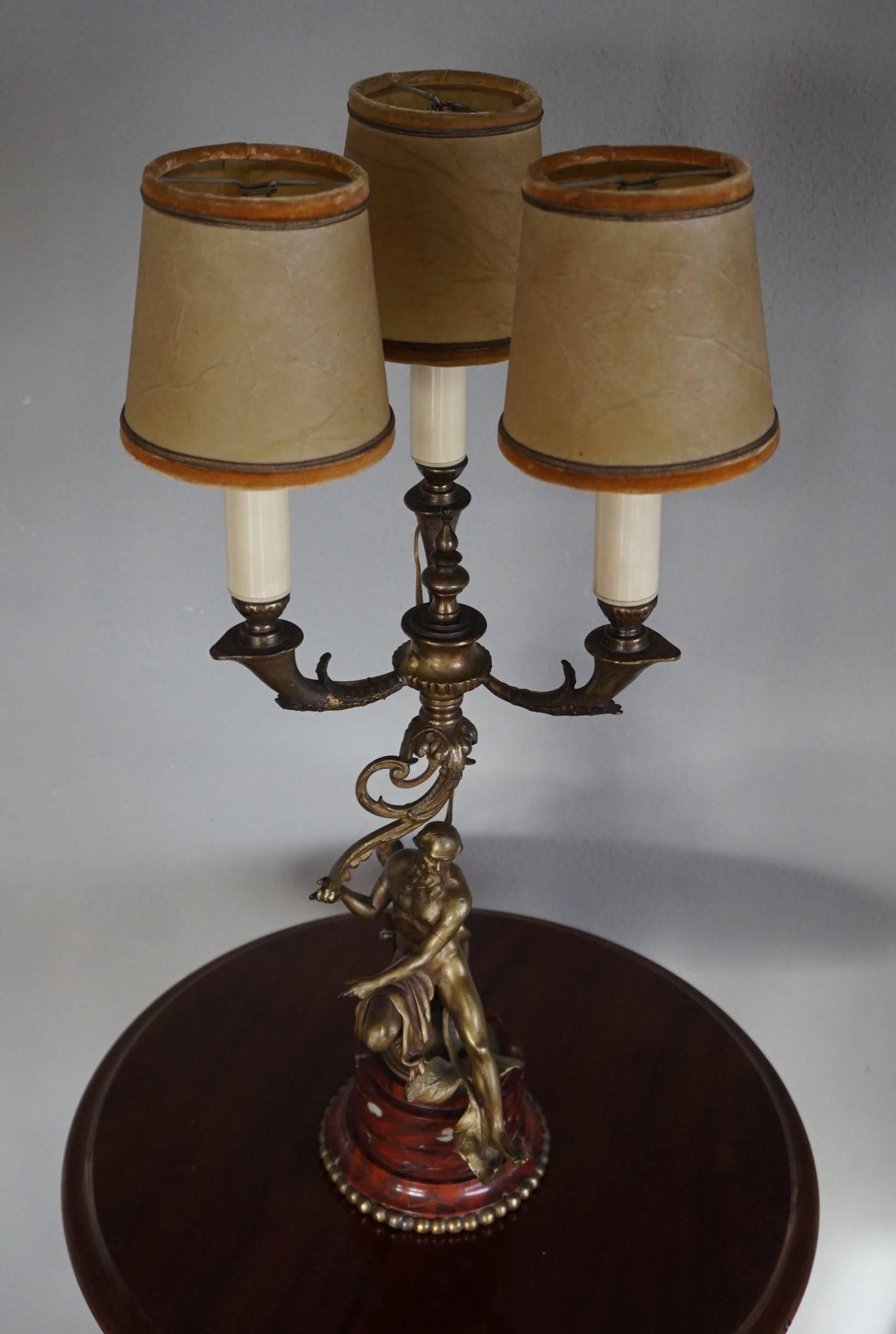 Lampe de table ancienne de style Empire en bronze avec une sculpture de Zeus nu sur socle en marbre en vente 7