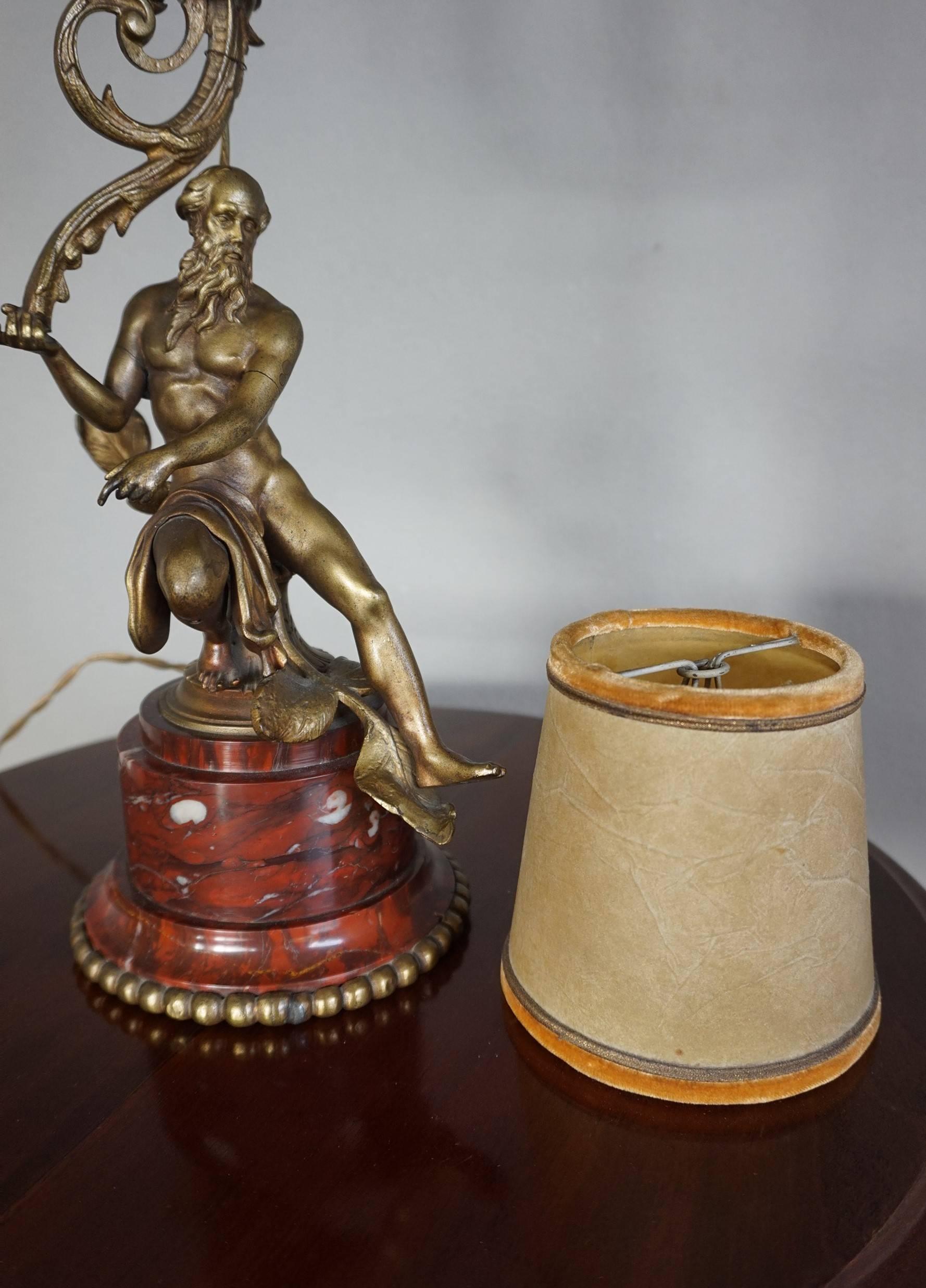 Lampe de table ancienne de style Empire en bronze avec une sculpture de Zeus nu sur socle en marbre en vente 8
