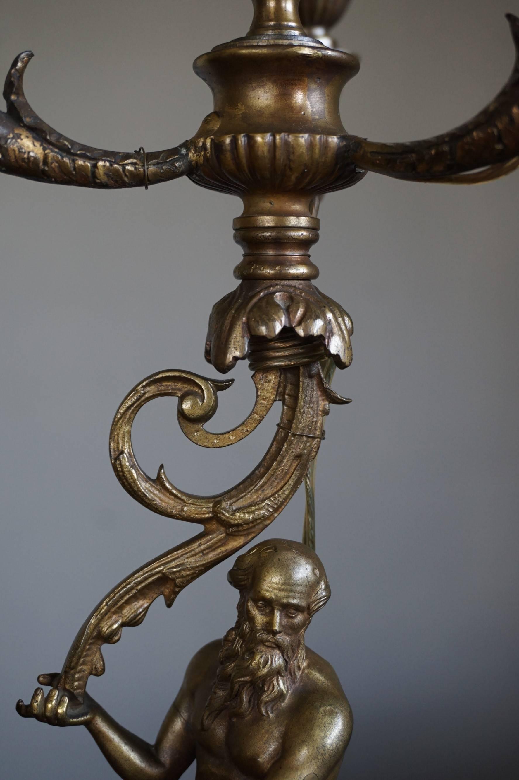 Fait main Lampe de table ancienne de style Empire en bronze avec une sculpture de Zeus nu sur socle en marbre en vente