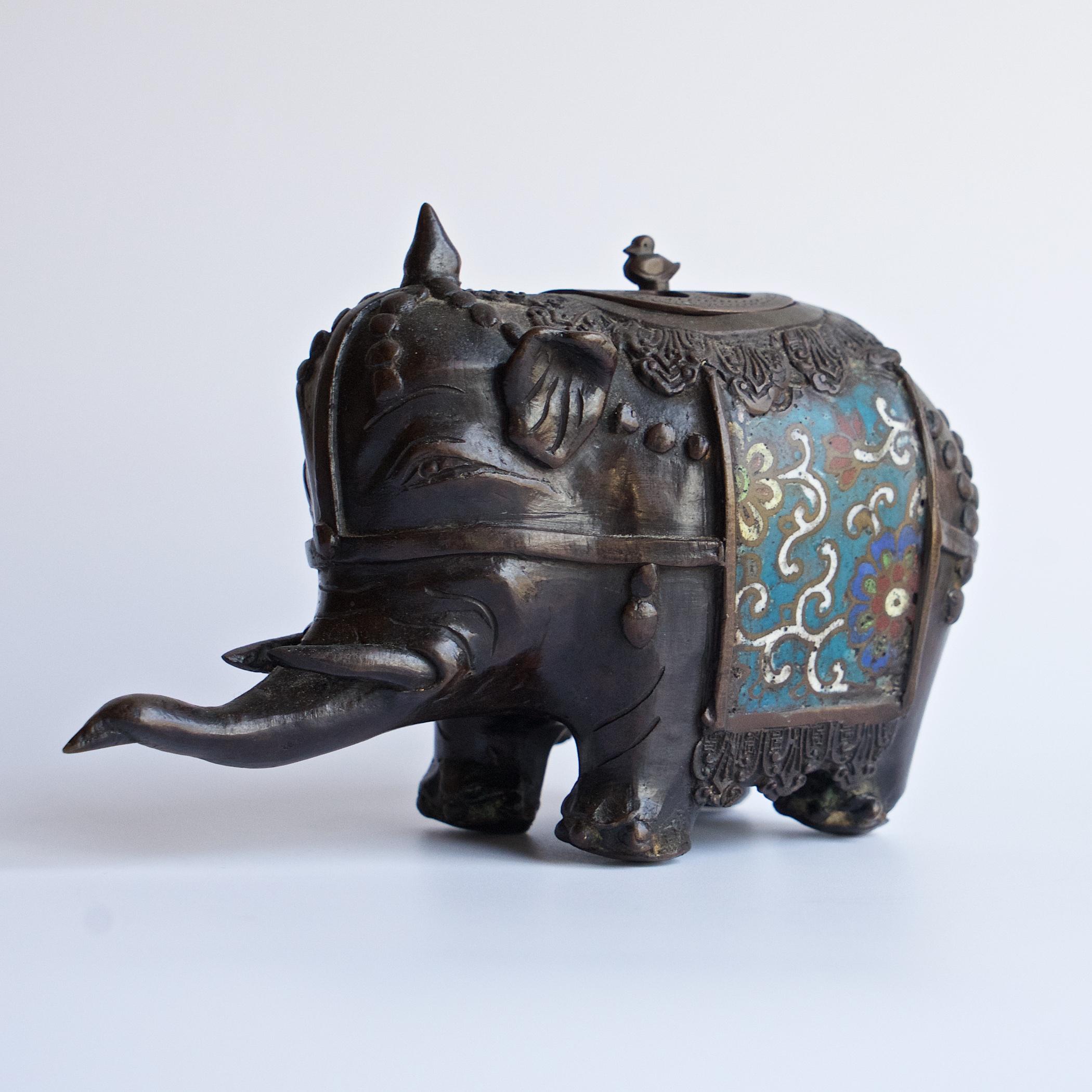 Emaillierte Bronze Elefant Räucherstäbchen Scupture, Figur.  Entweder japanisches Cloissone oder französisches Champleve .  Keine Herstellerkennzeichen.