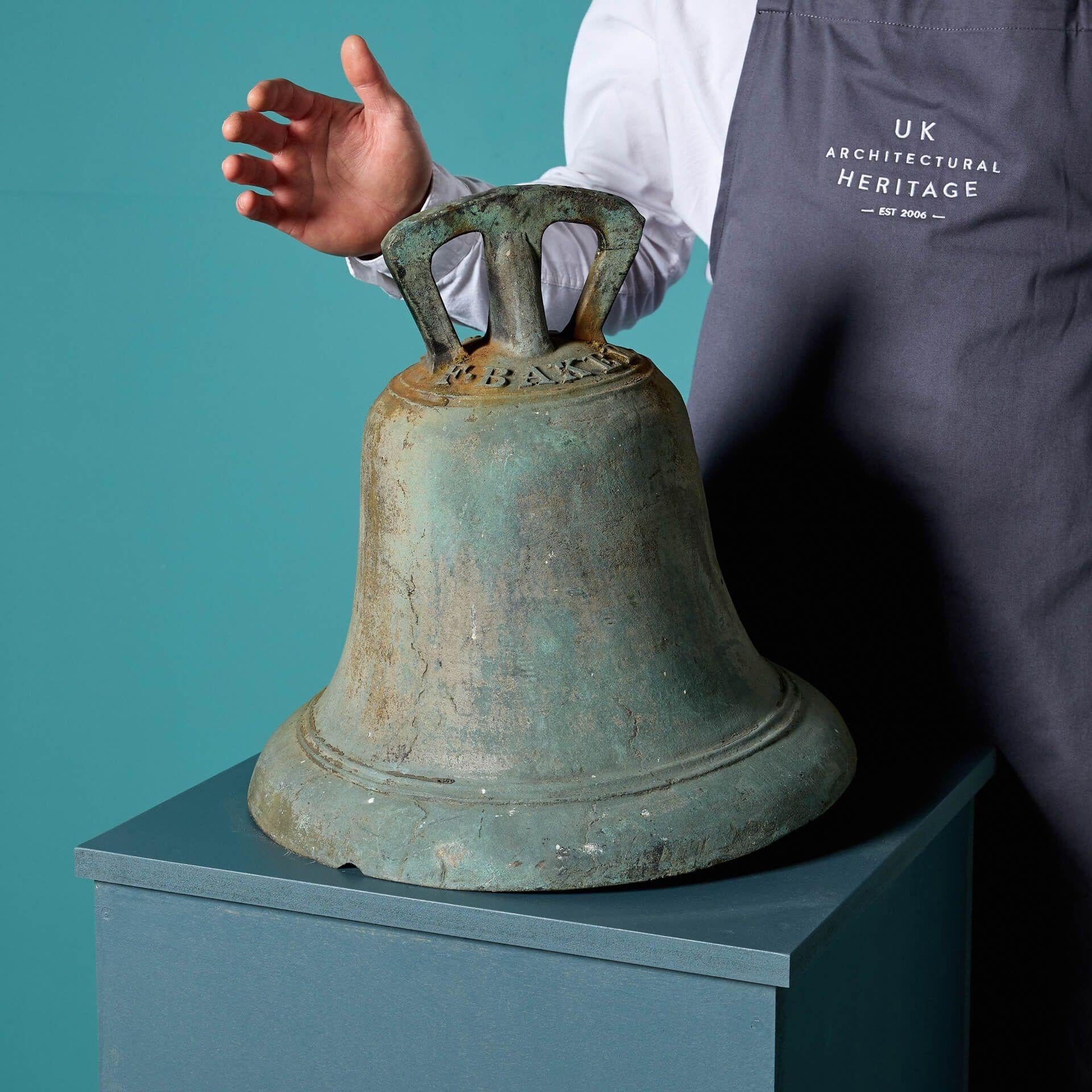 Un'antica campana di bronzo recuperata da una chiesa inglese con il marchio F Baker.

Risalente al 1830 circa, questo bronzo storico presenta una splendida patina, completata dal batacchio originale in ferro battuto. Questa campana ha un fascino