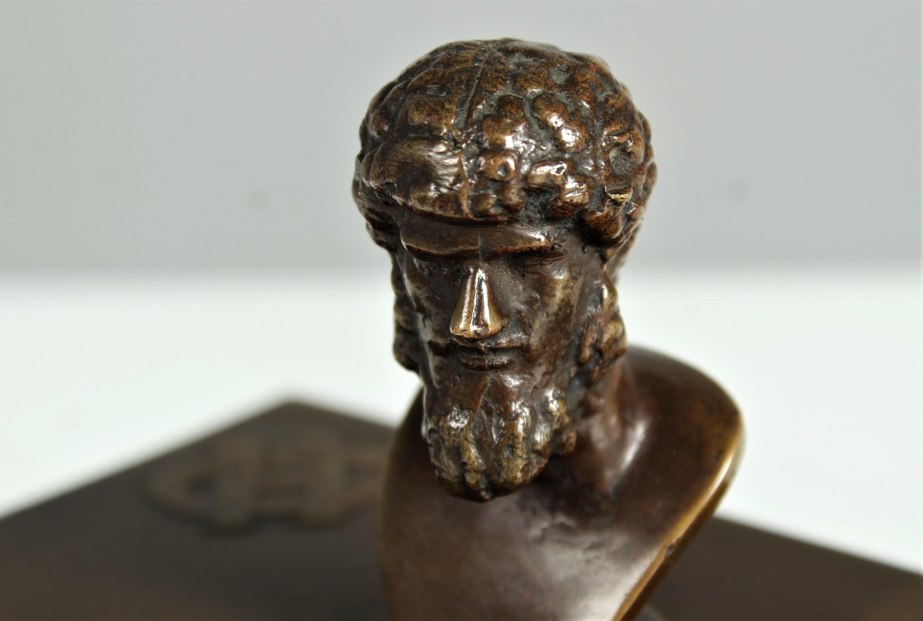 Außergewöhnliche Löschwiege aus schwerer Bronze.
Der Griff ist der Büste eines Mannes nachempfunden.
Auf der Oberseite sind die Initialen des Künstlers 