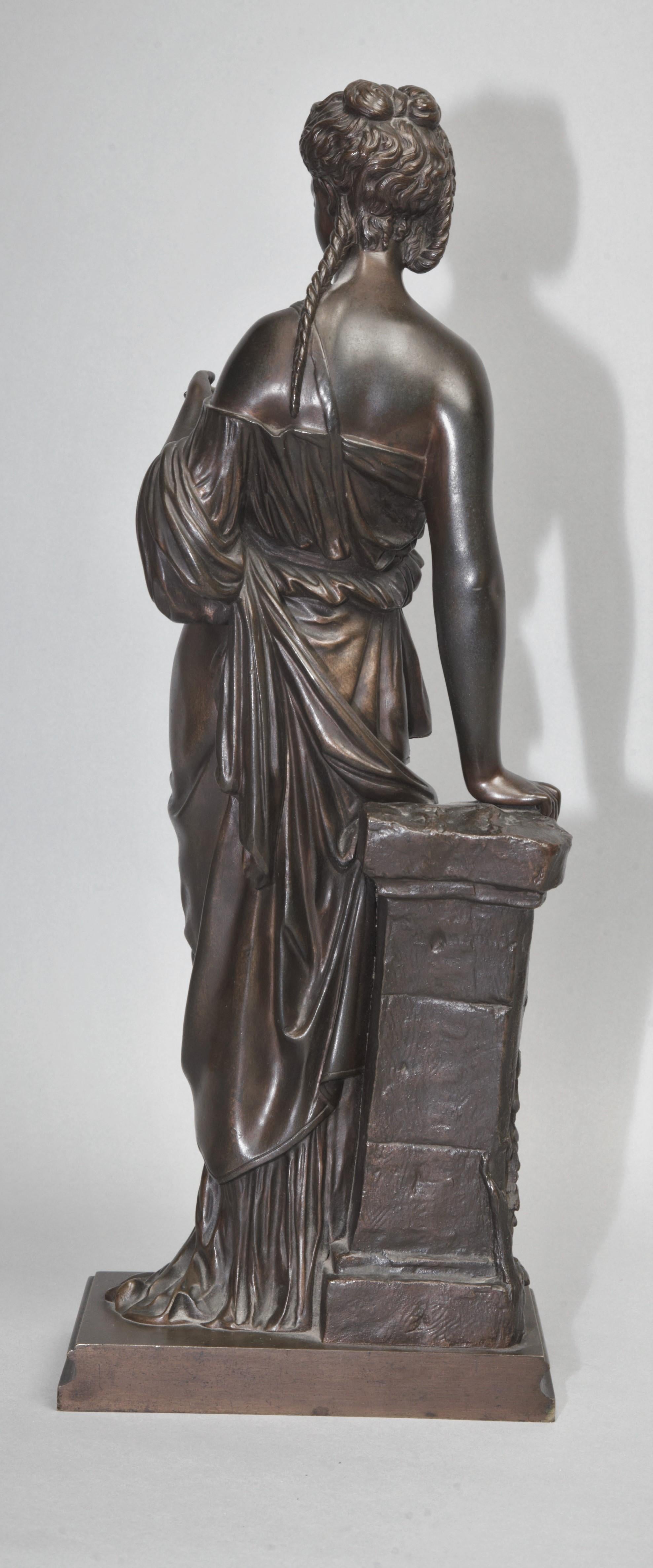 Antike Bronzeskulptur einer weiblichen Skulptur von Eugene Antoine Aizelin, 19. Jahrhundert, Frankreich (Klassisch-römisch) im Angebot