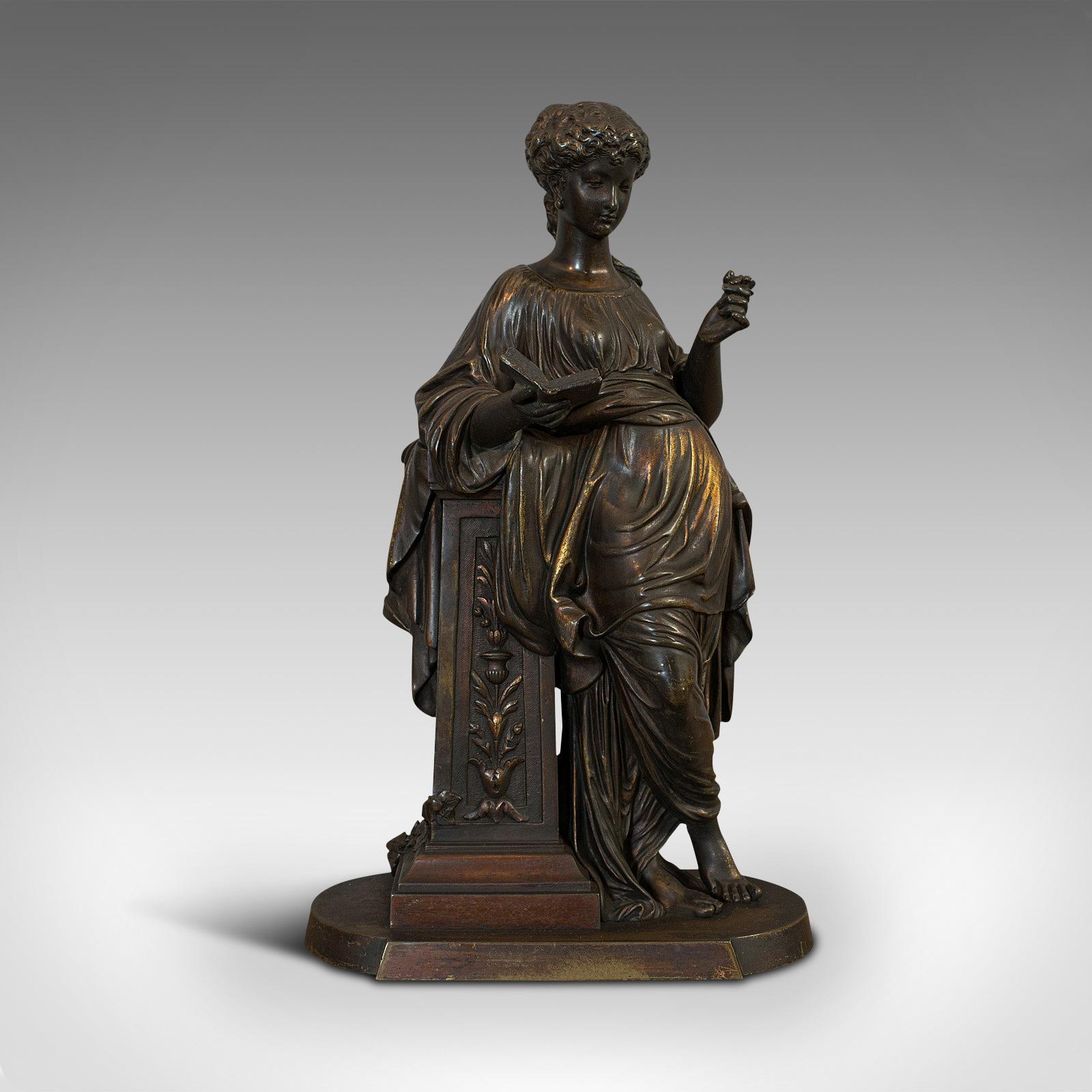 Il s'agit d'une figurine ancienne en bronze. Statue féminine française de goût Art nouveau à la manière d'Hippolyte François Moreau, datant du début du XXe siècle, vers 1920.

Sculpture d'une élégance décontractée
Affiche une patine vieillie